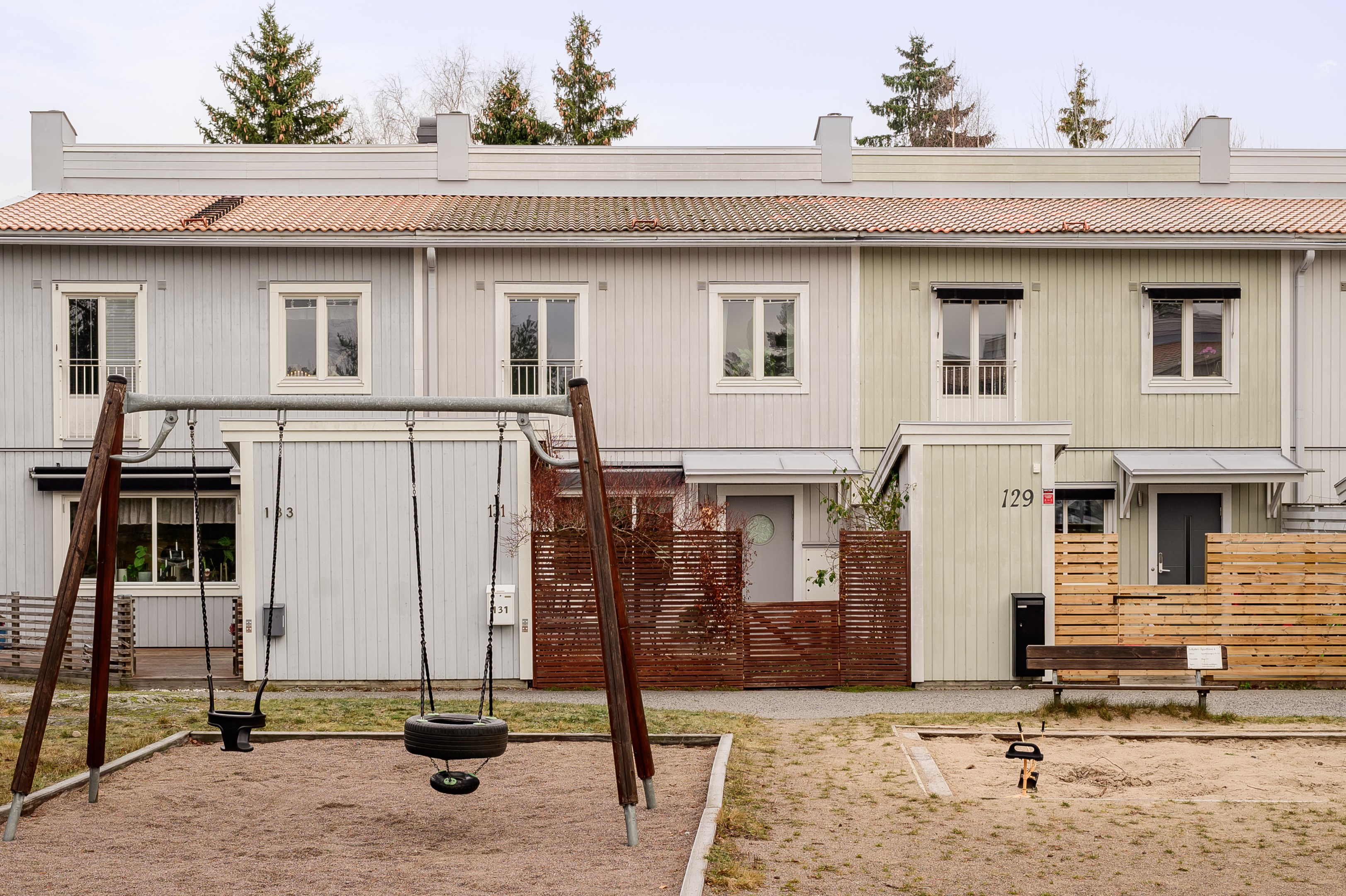 Bilfritt område med lekplats rakt utanför dörren.