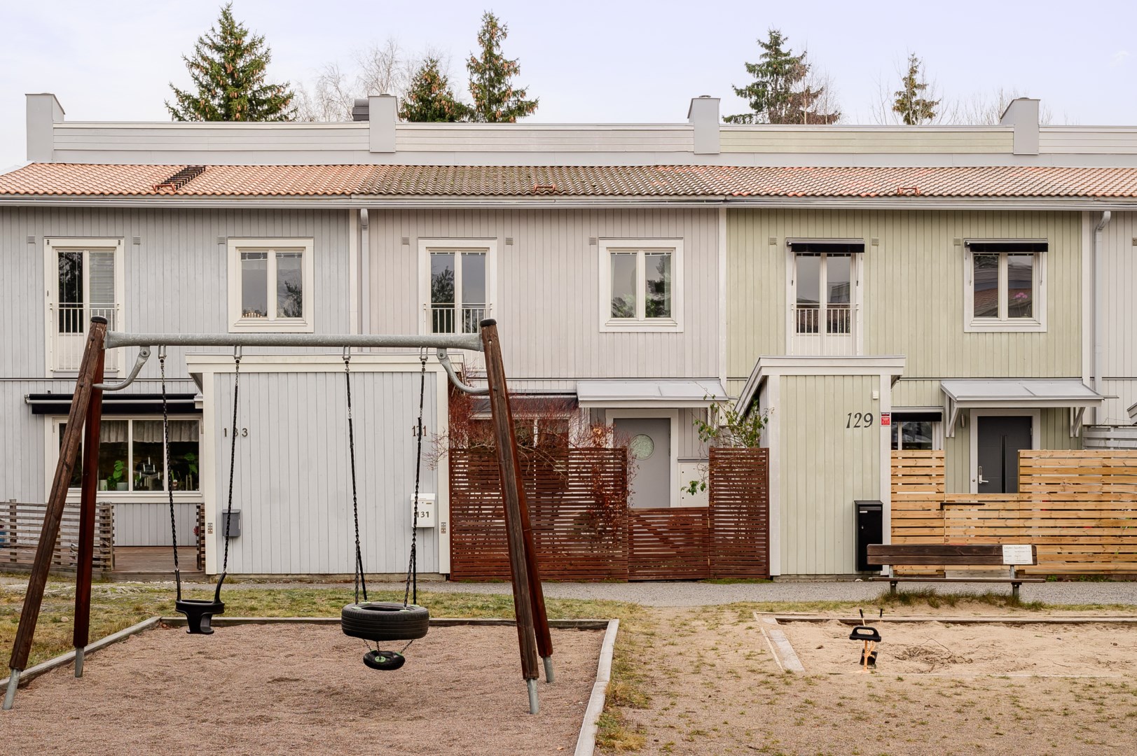 Bilfritt område med lekplats rakt utanför dörren.