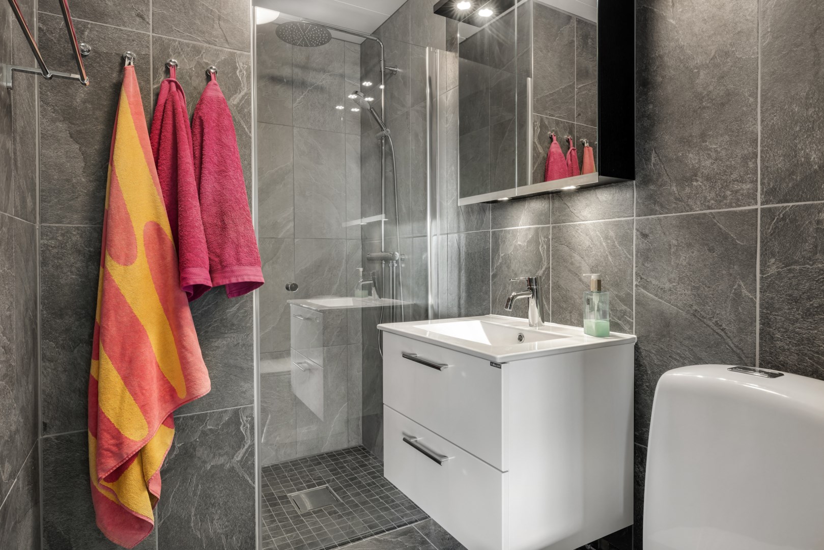 Bostadsbild från Apterarvägen 4, Till salu i Rasbo, Uppsala