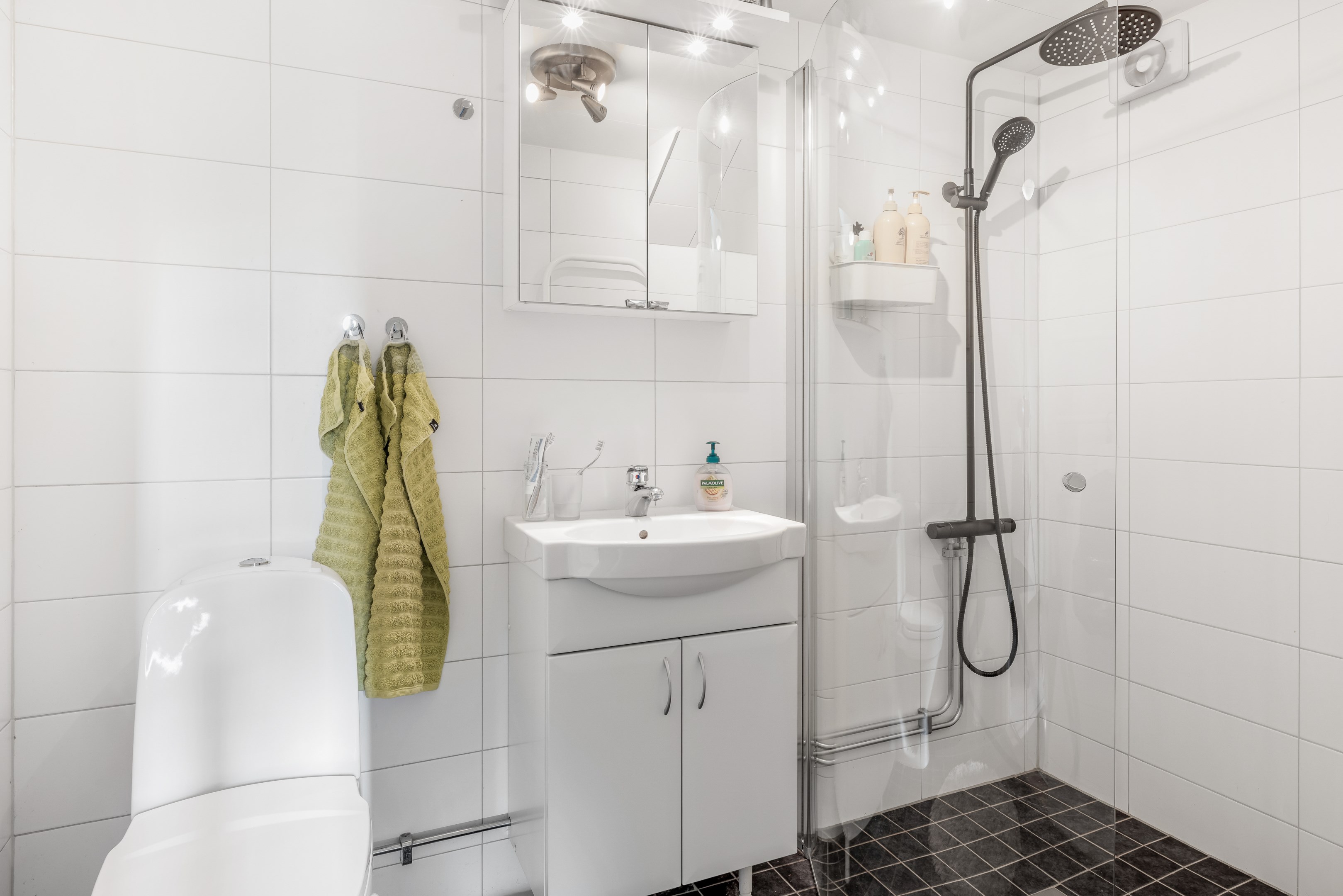 Bostadsbild från Apterarvägen 4, Till salu i Rasbo, Uppsala