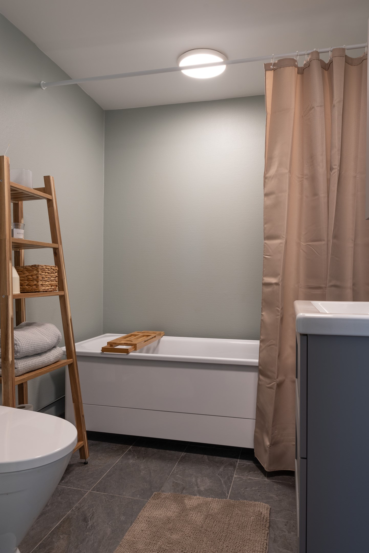 Bostadsbild från Klarinettvägen 10, Såld i Lycksta, Västerås