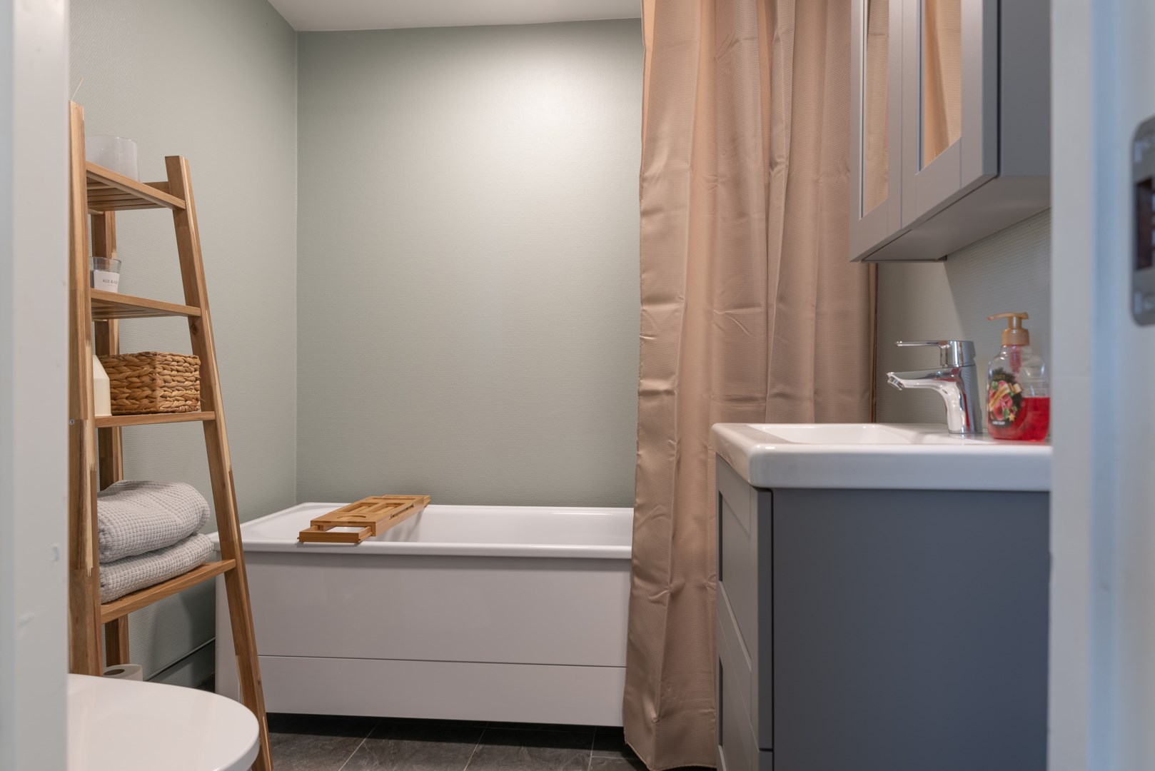 Bostadsbild från Klarinettvägen 10, Såld i Lycksta, Västerås