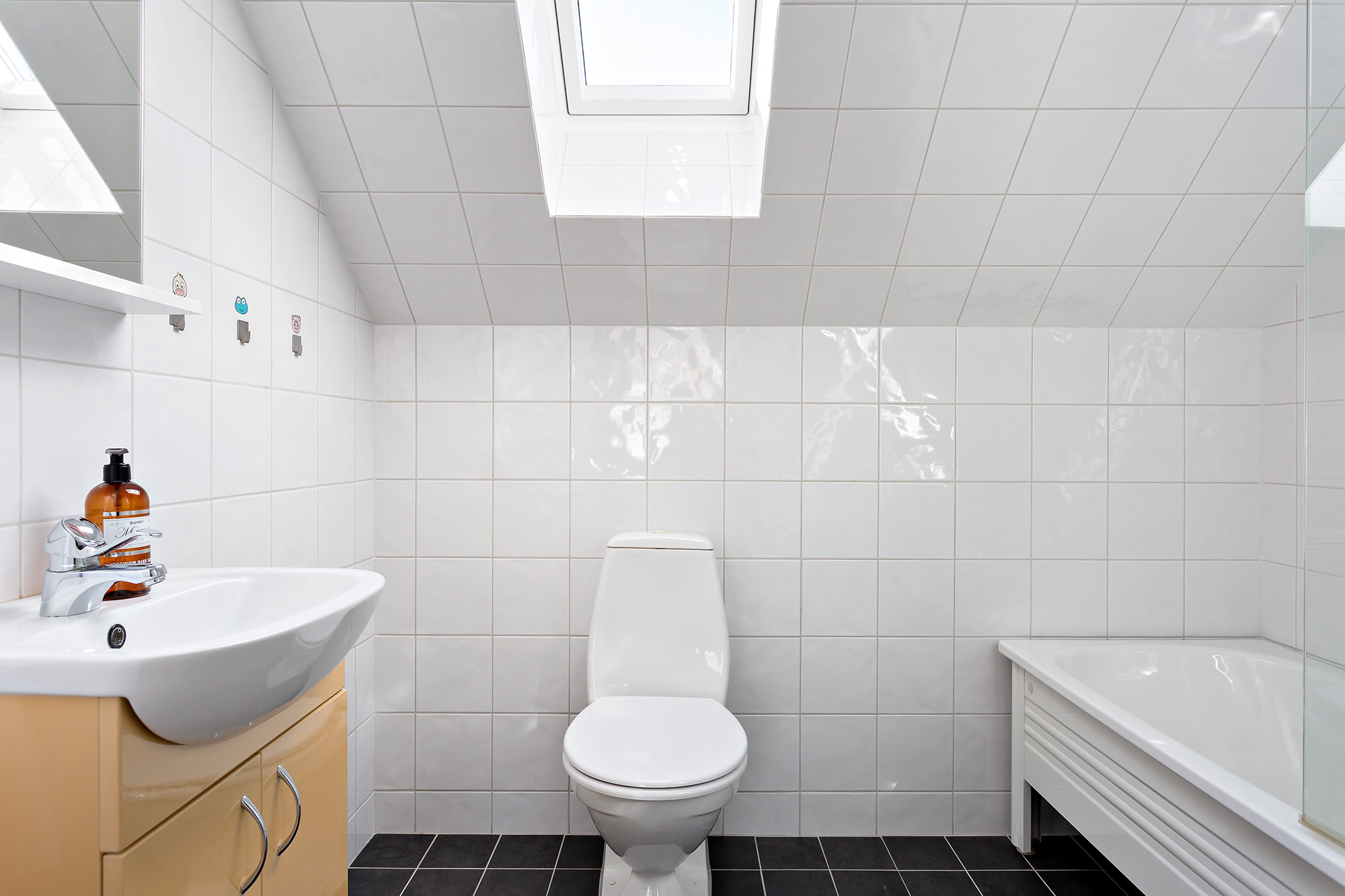 Badrum med badkar på övre plan