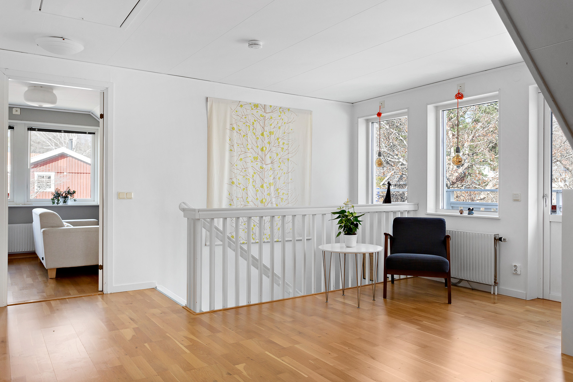 Ovan trappan når man ett stort allrum