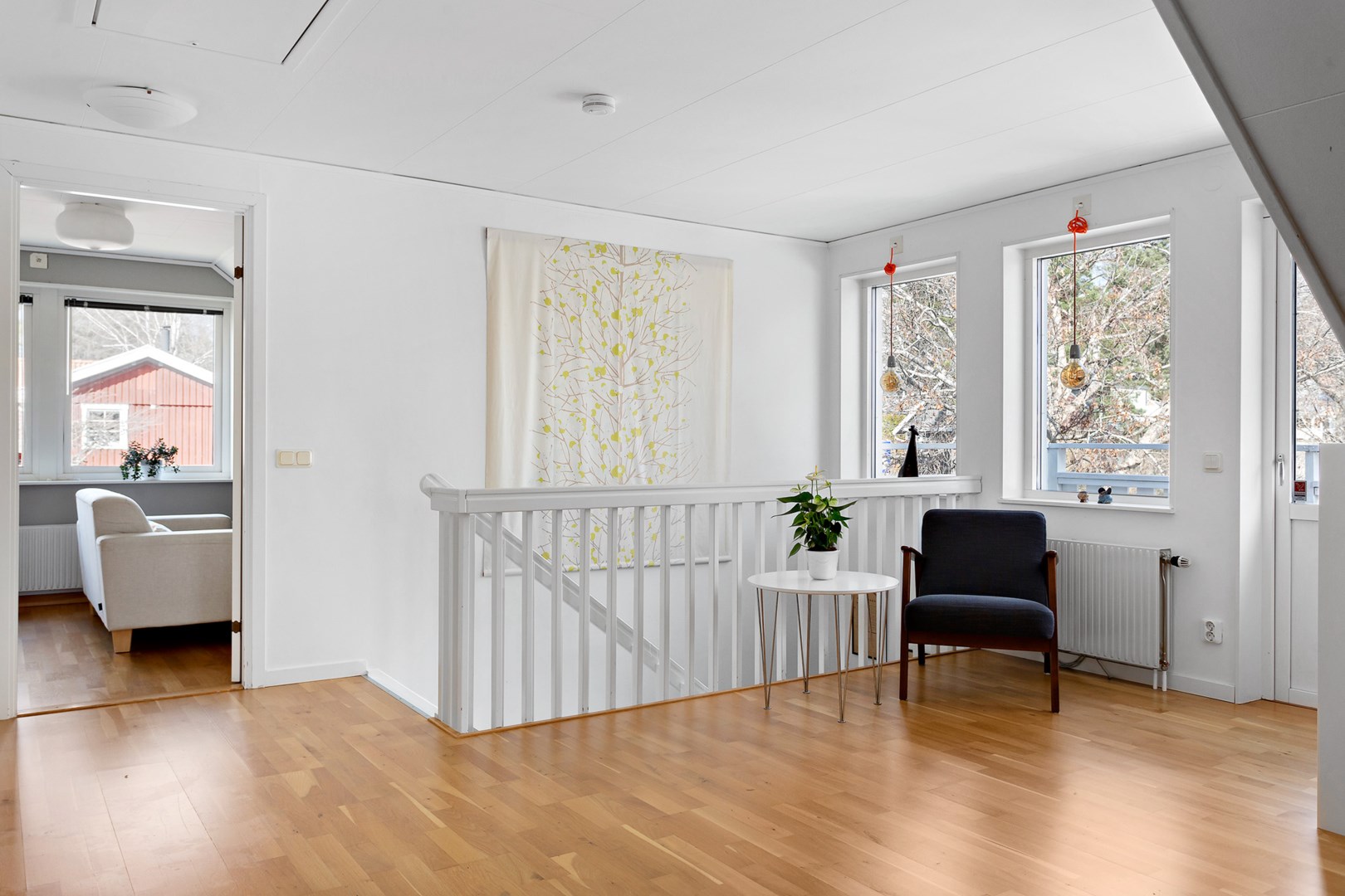 Ovan trappan når man ett stort allrum