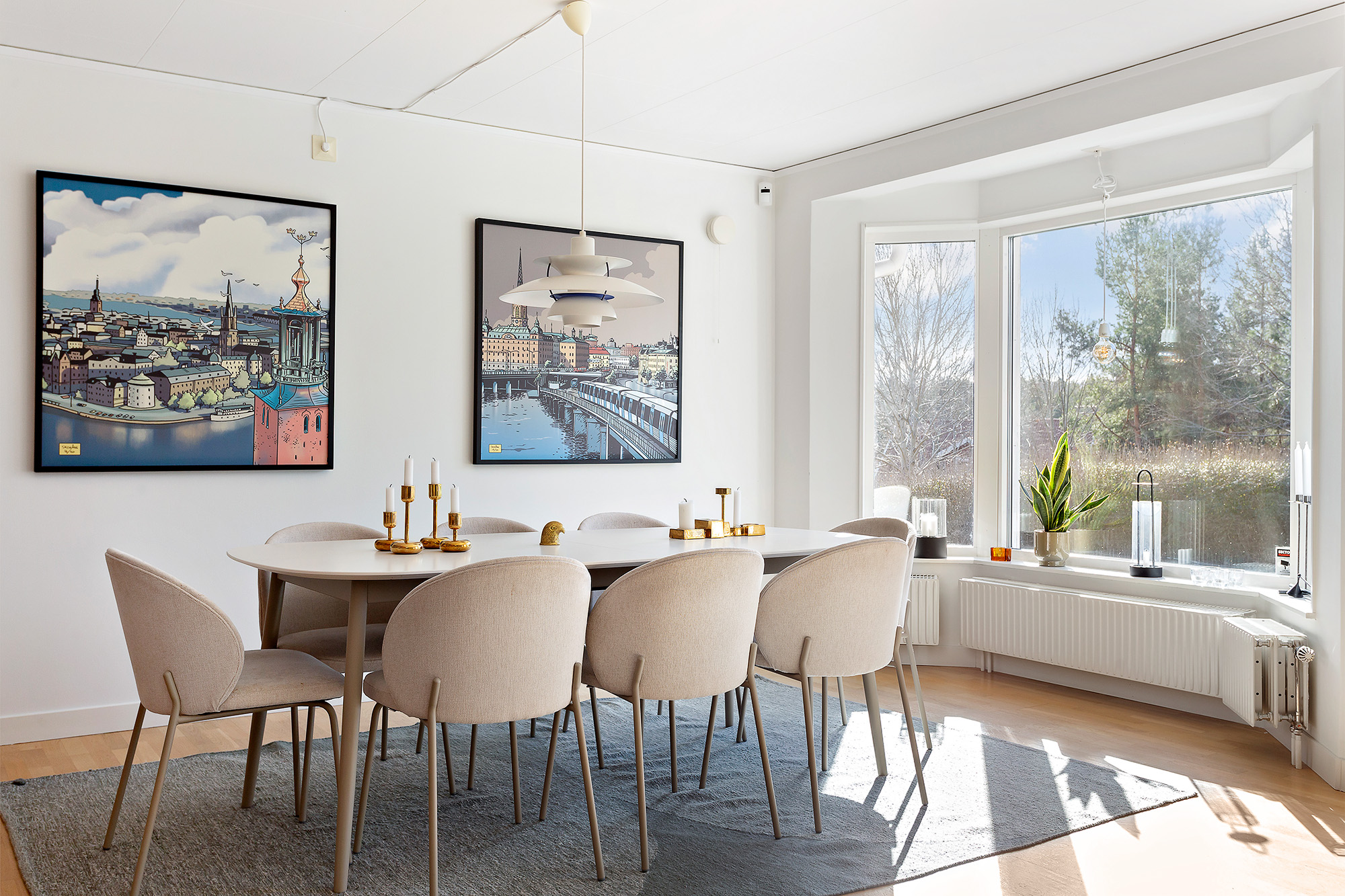 Underbart ljust och stort vardagsrum med många fönster mot trädgården