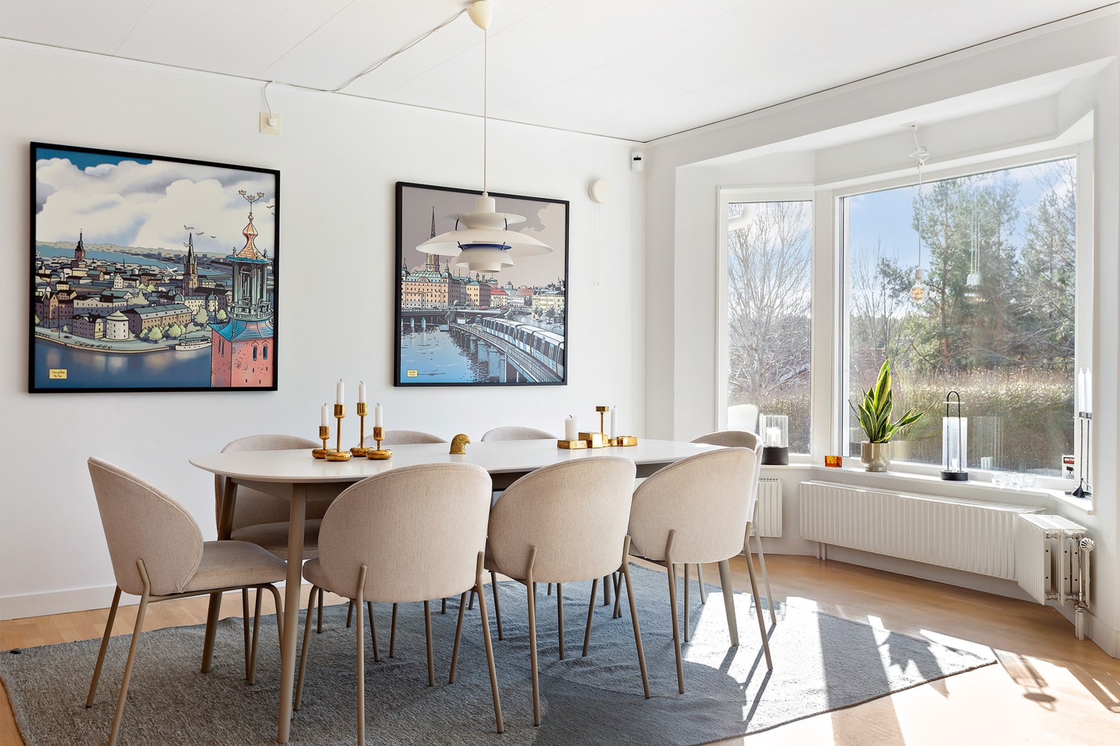 Underbart ljust och stort vardagsrum med många fönster mot trädgården