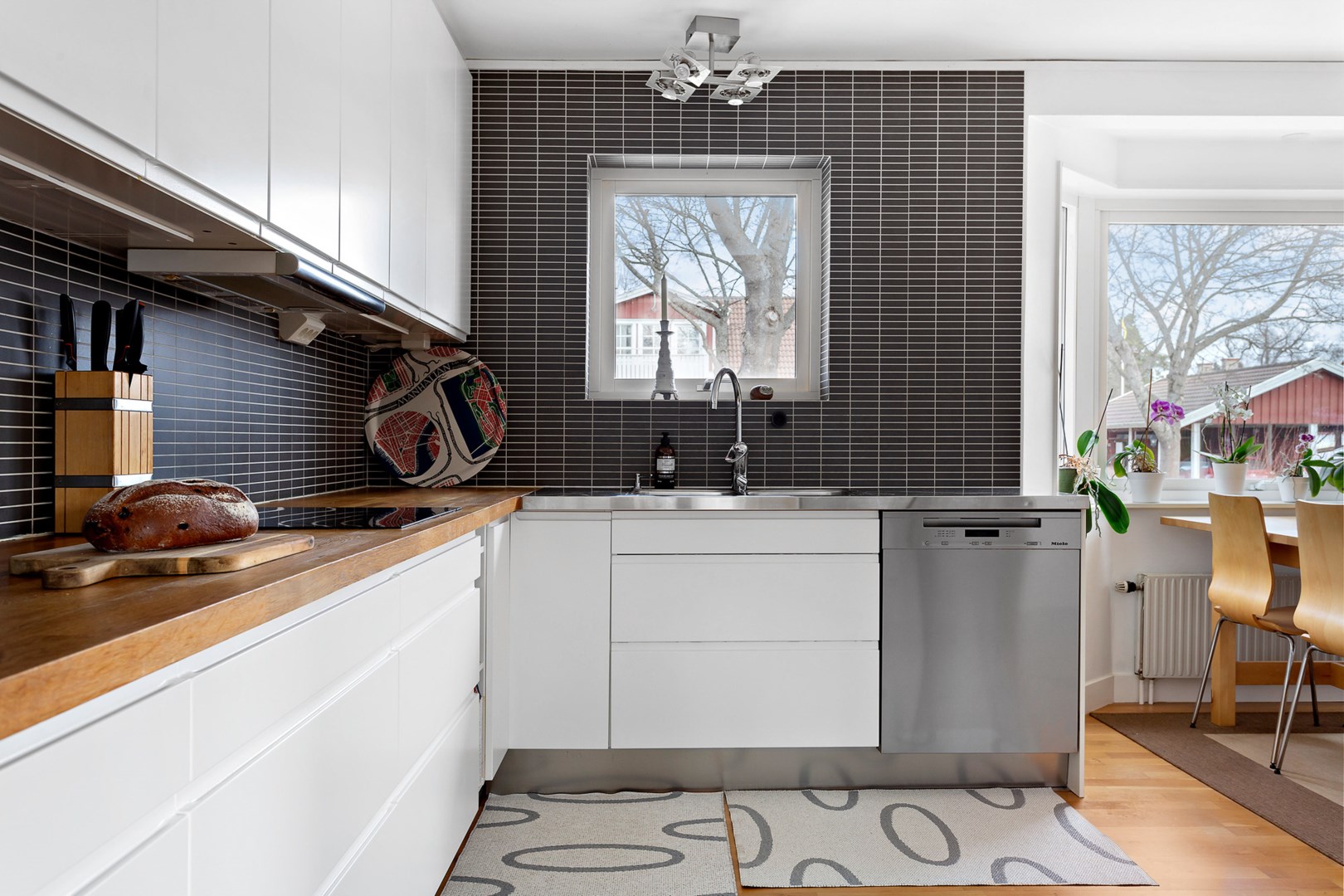 Smakfullt kök renoverat med stor matplats