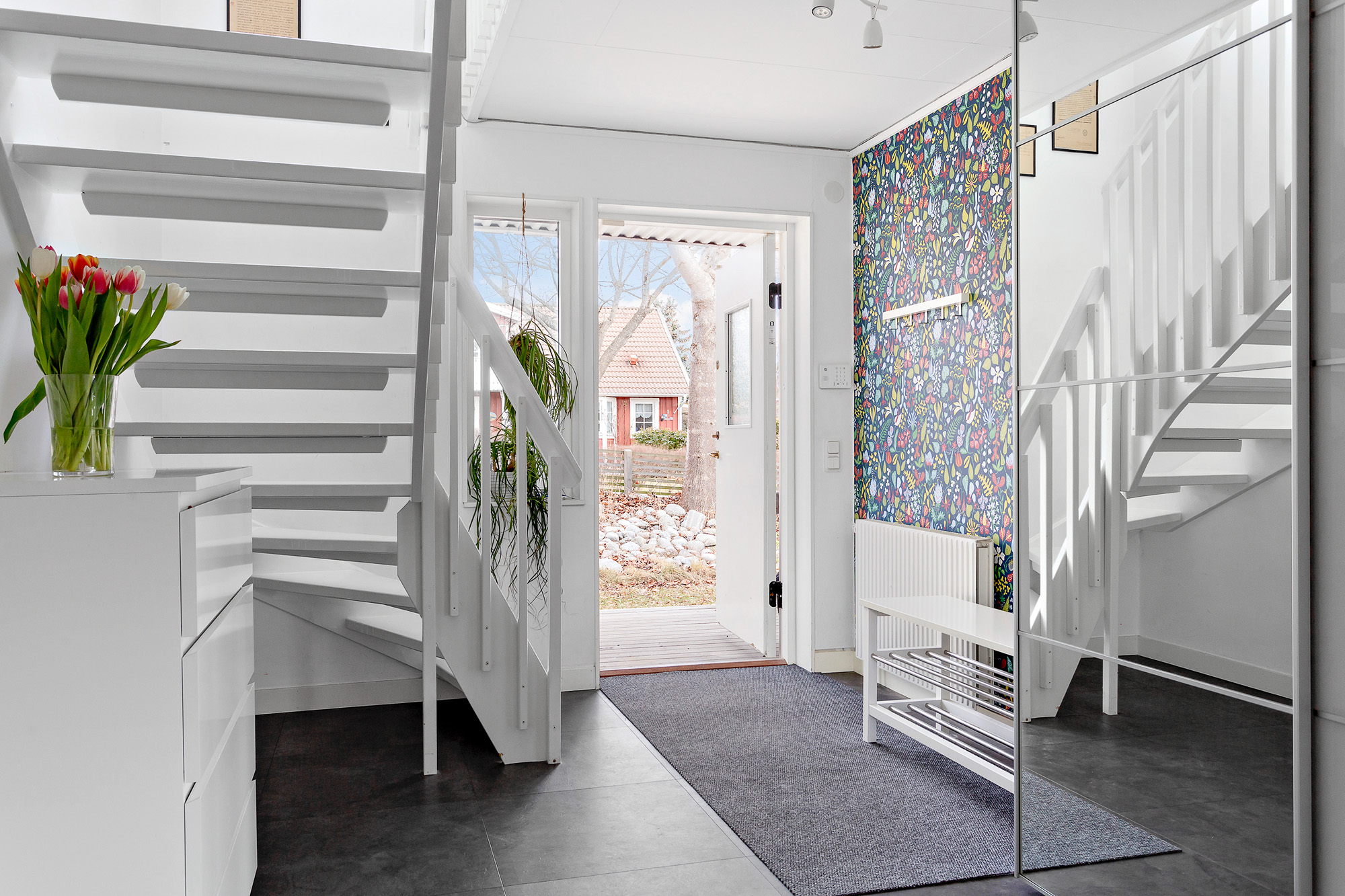 Innaför ytterdörren möts man av en ljus och rymlig hall