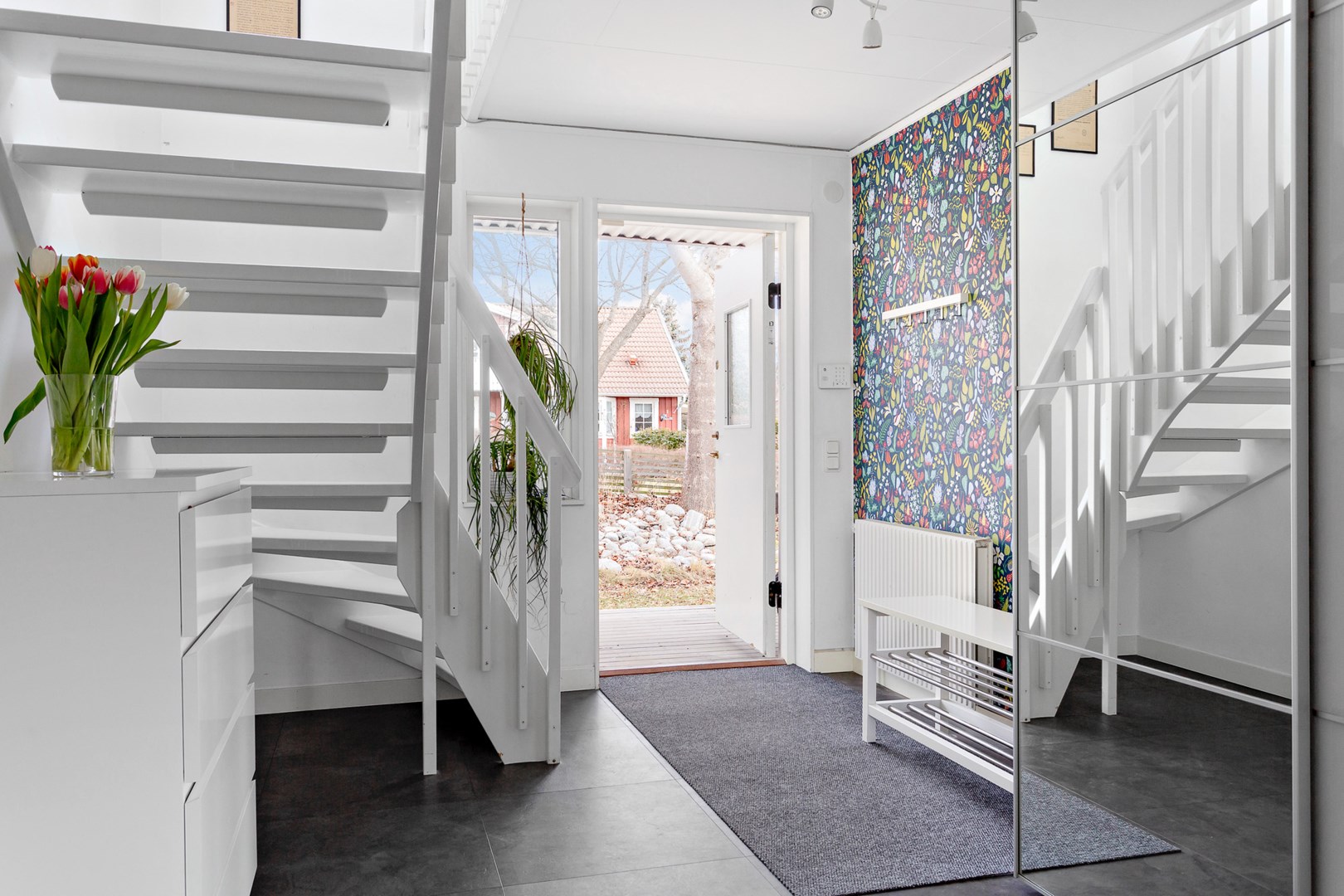 Innaför ytterdörren möts man av en ljus och rymlig hall