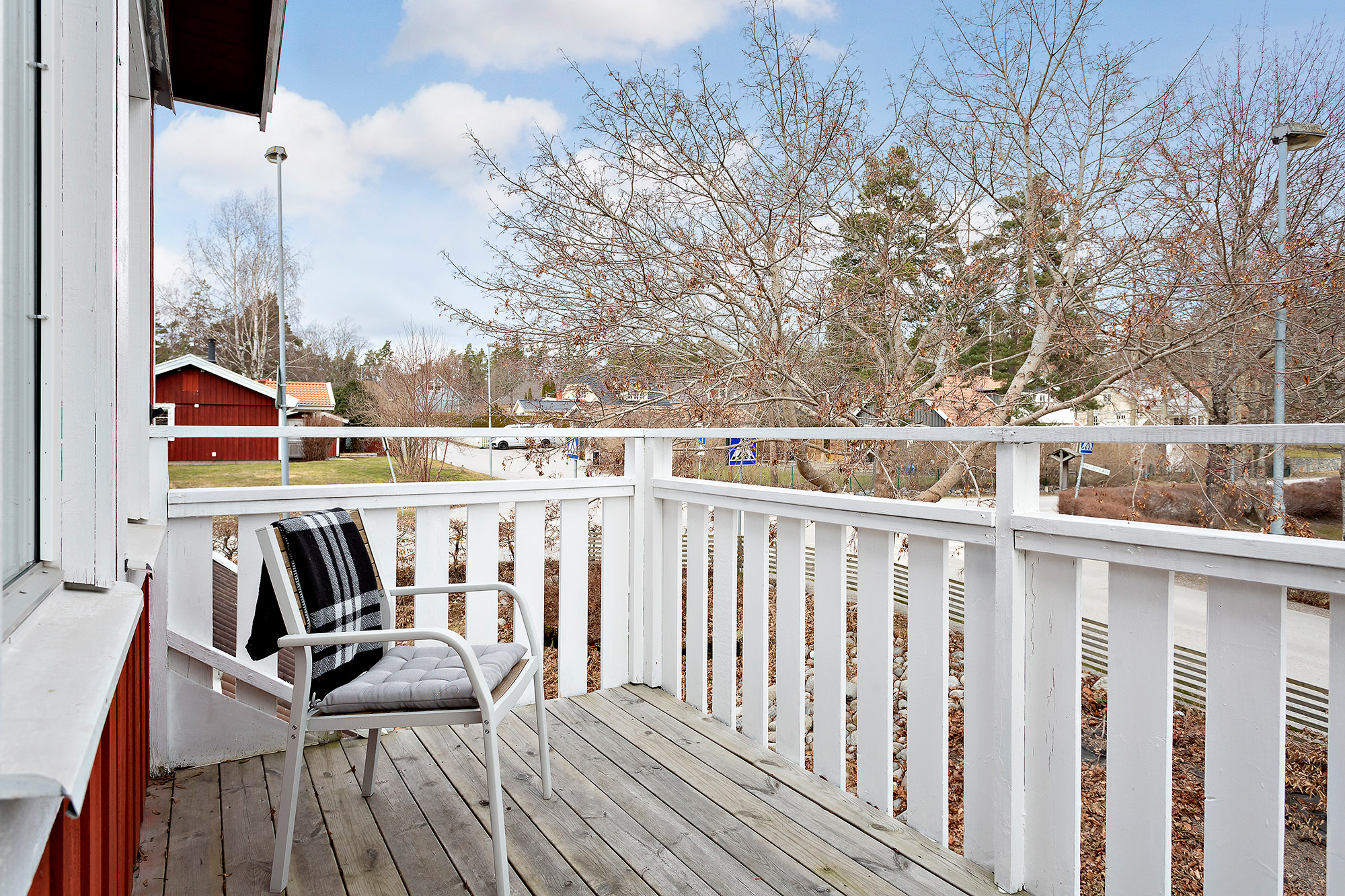 Balkong mot allén som man når från allrummet