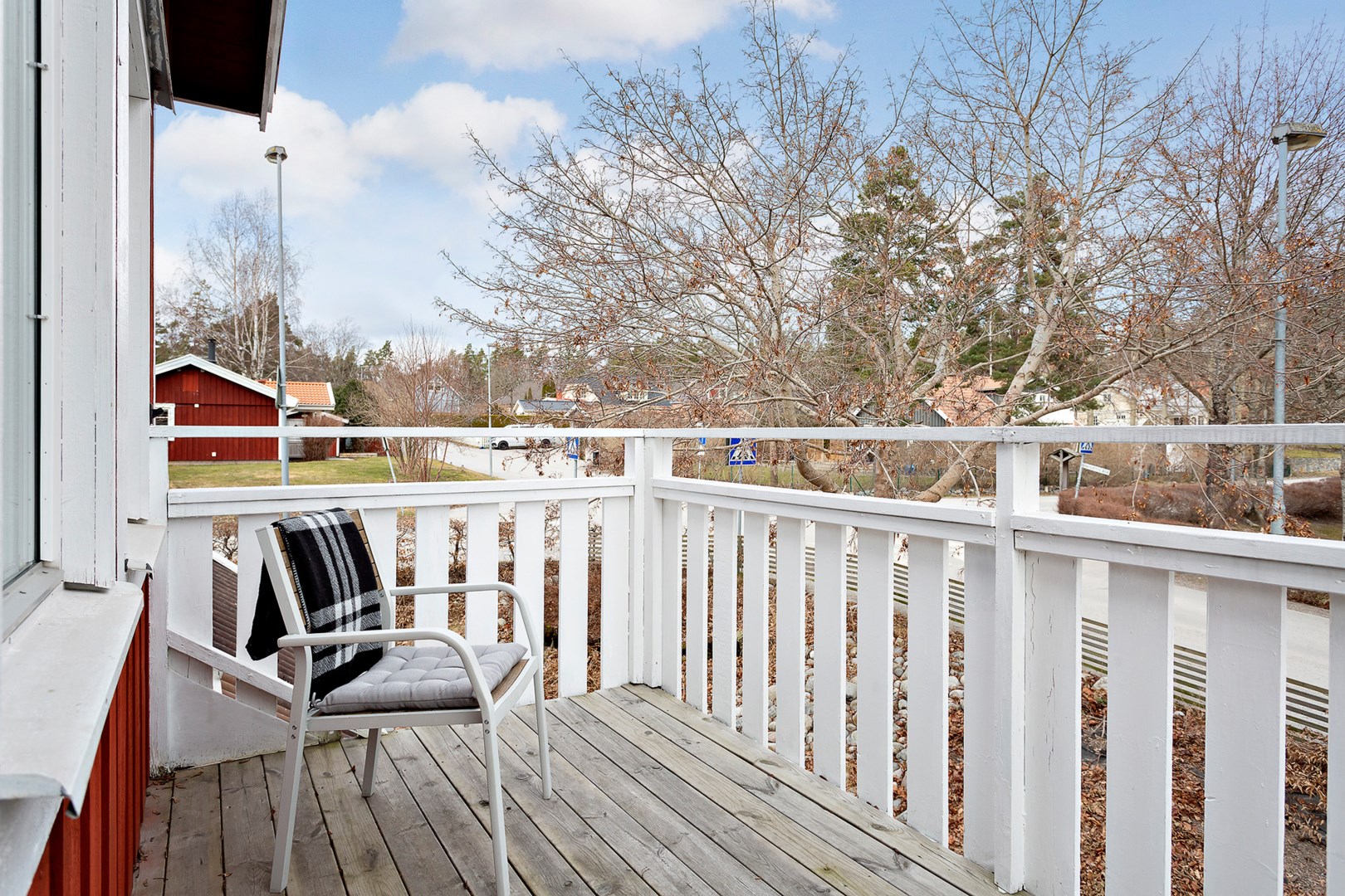 Balkong mot allén som man når från allrummet