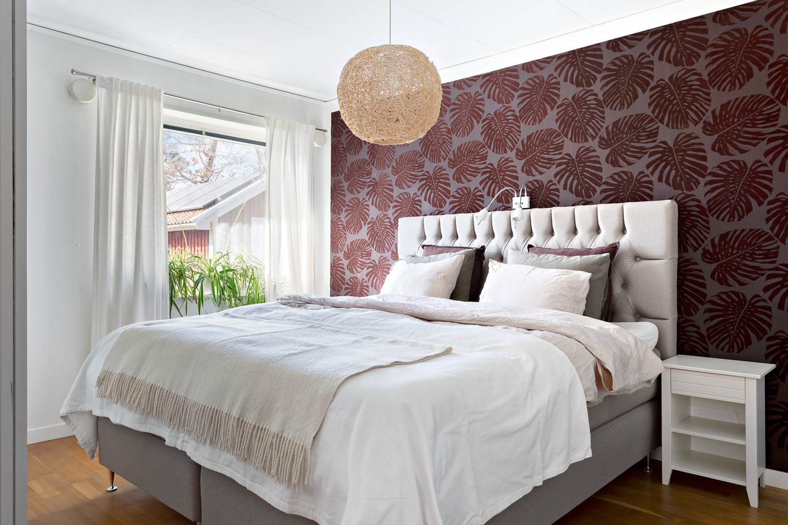 Sovrum på entréplan med utsikt mot trädgården