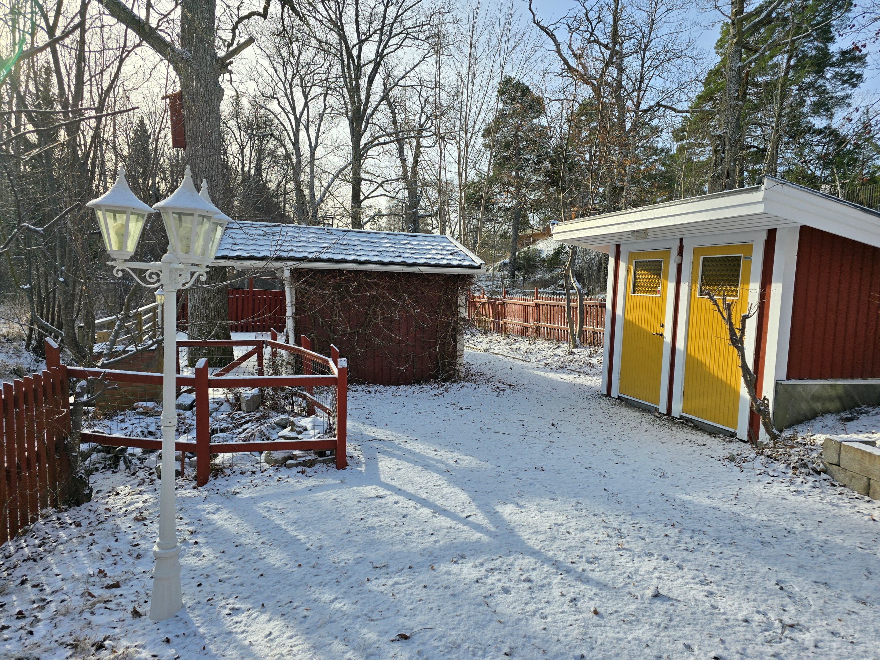 Bredvid bastun finns ett uthus med tvättstuga och gäst WC
