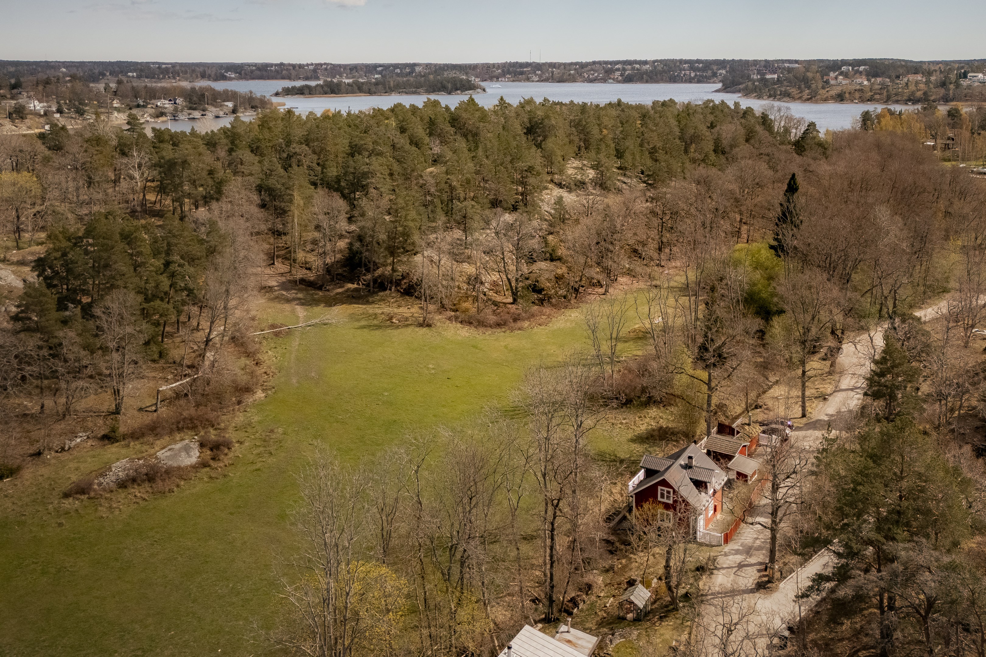 I öster gränsar tomten till naturmark där hästar betar sommartid