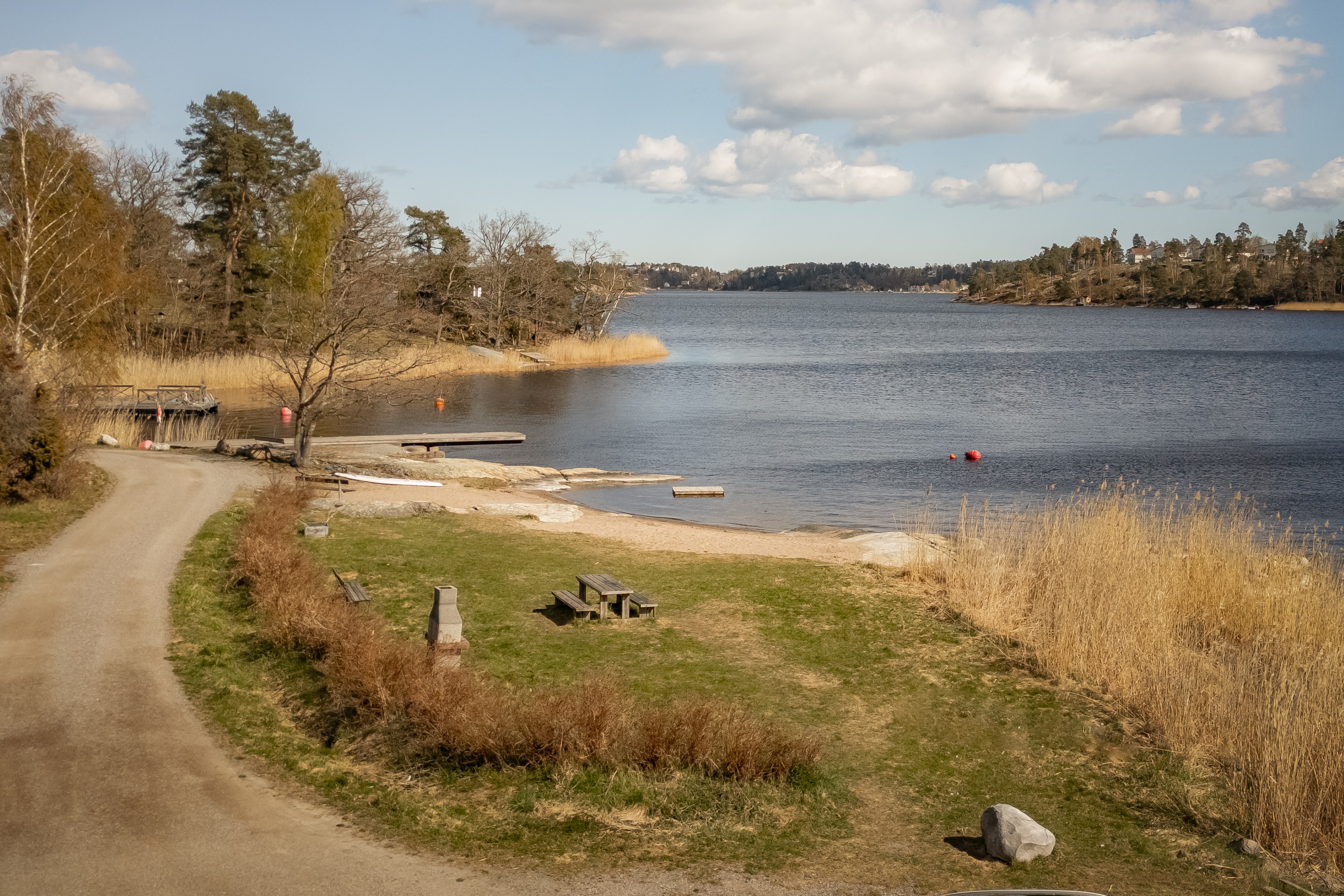 Ytterligare badstrand en bit ut i viken