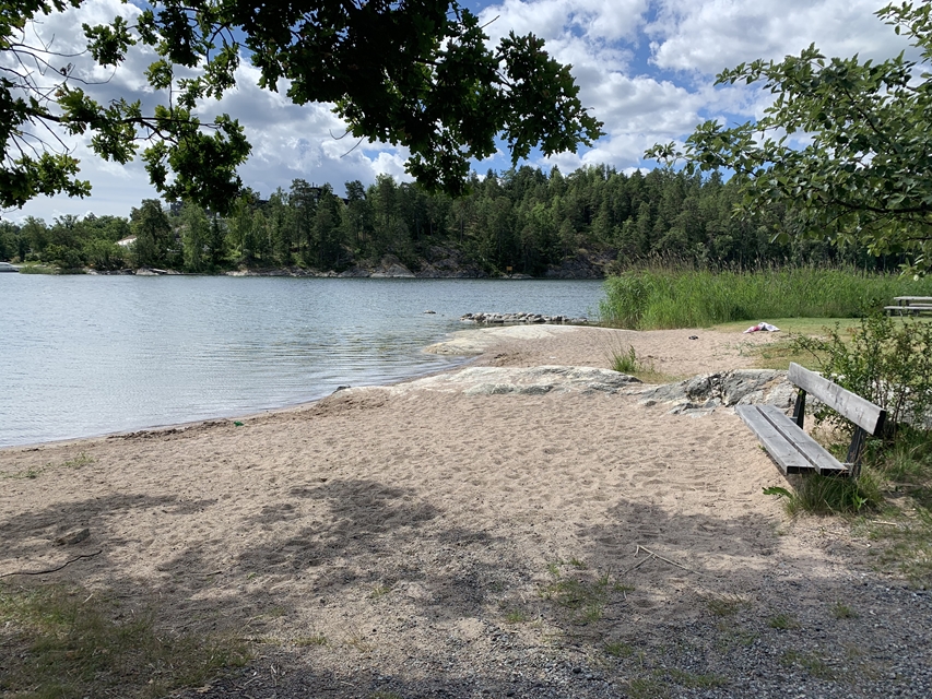 Samfälld badstrand utmed Betsedeviken