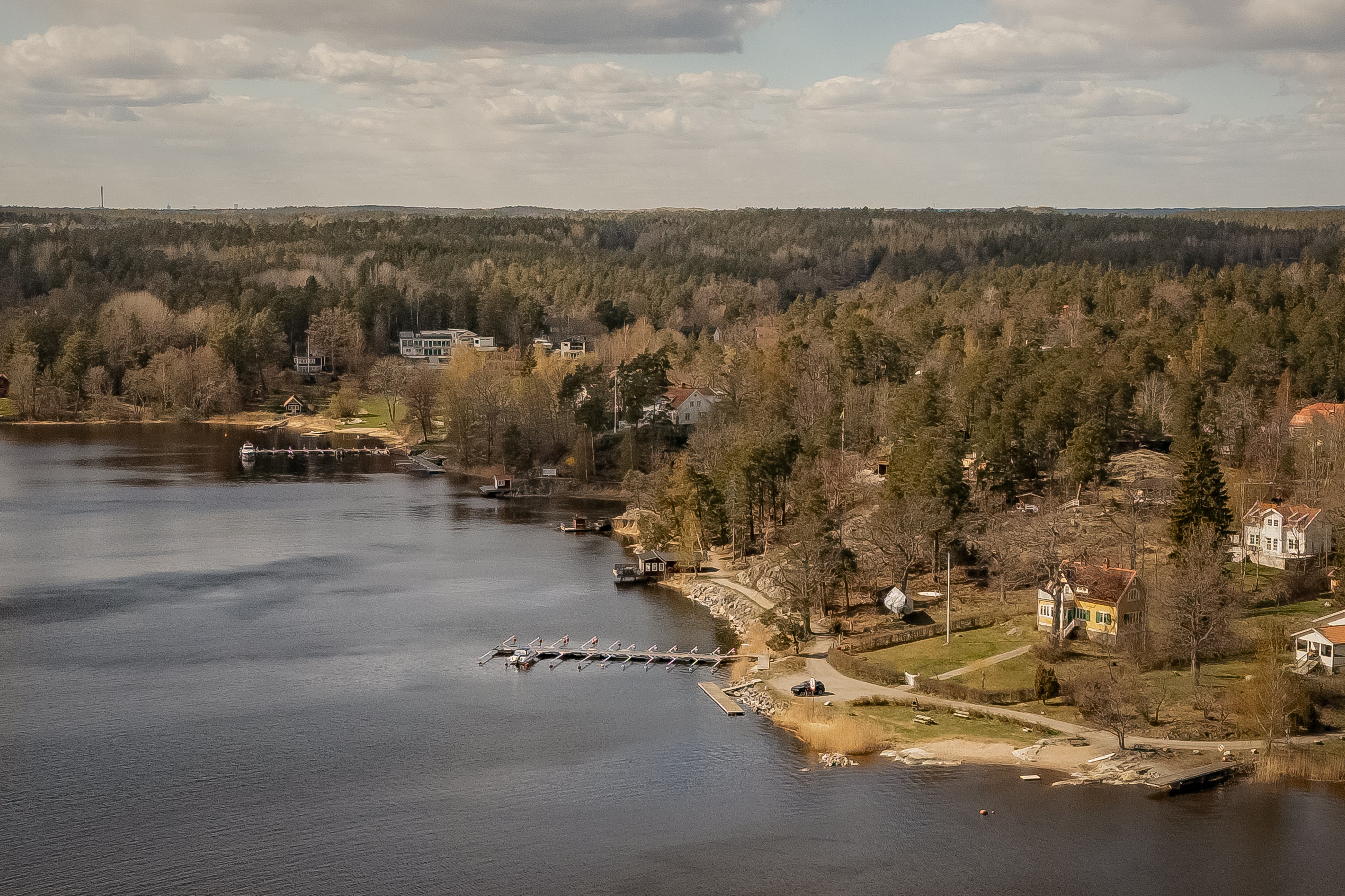 Utmed Betsedeviken löper en strandpromenad - här finns även bad samt möjlighet till båtplats