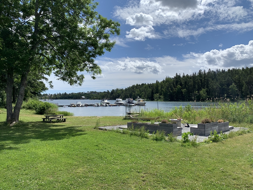 Samfälld badstrand (den inre) med grillplats och anslutande gräsplan