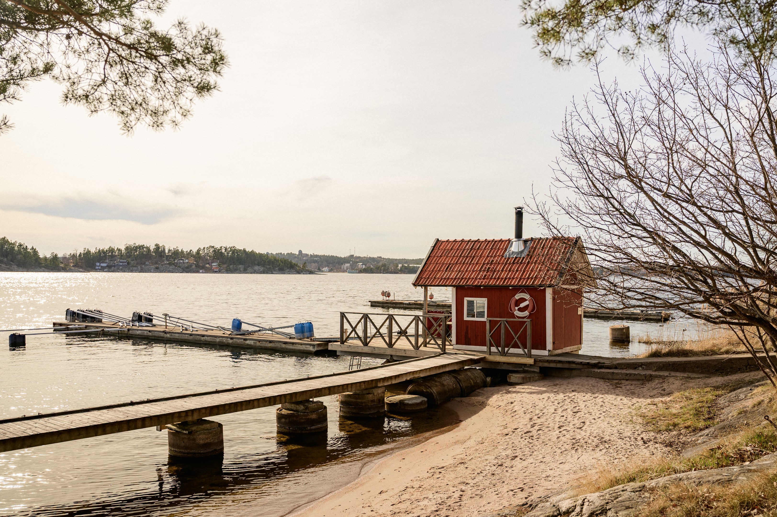 Lillängsdals tomtägarförenings badstran med bastu och båtbryggor