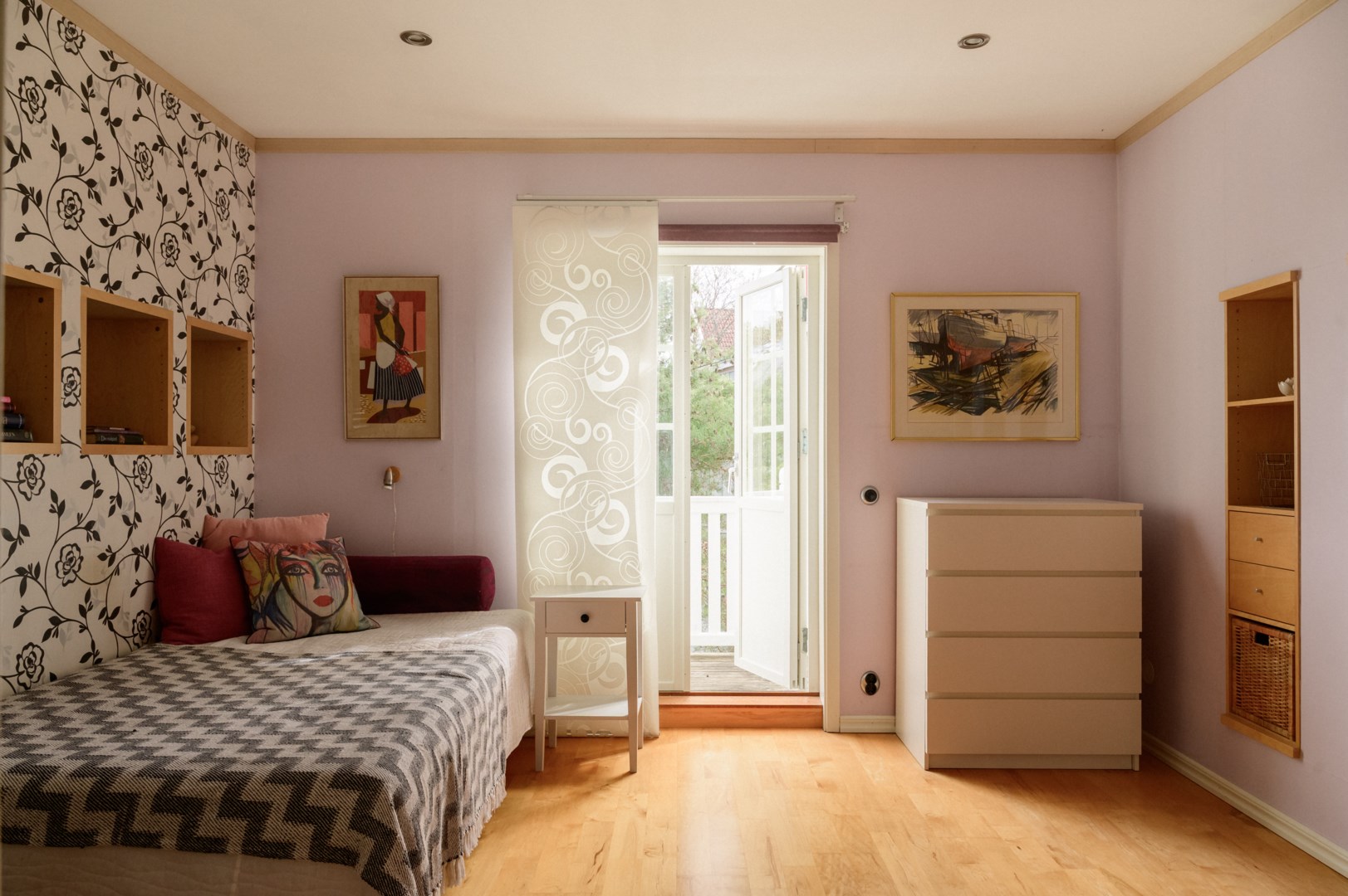 Sovrum övervåning med balkong