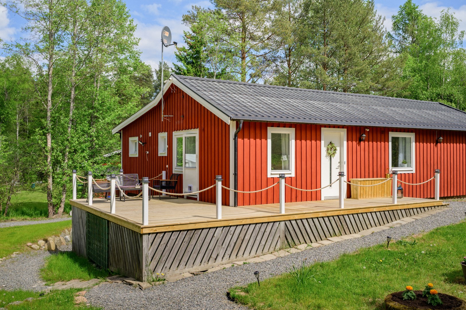 Altan med sydvästläge och utsikt över trädgården