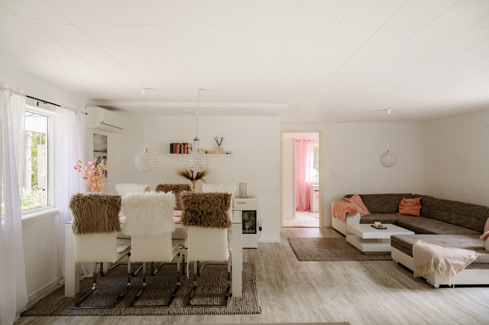 Öppna ytor mellan kök, matplats och vardagsrum 