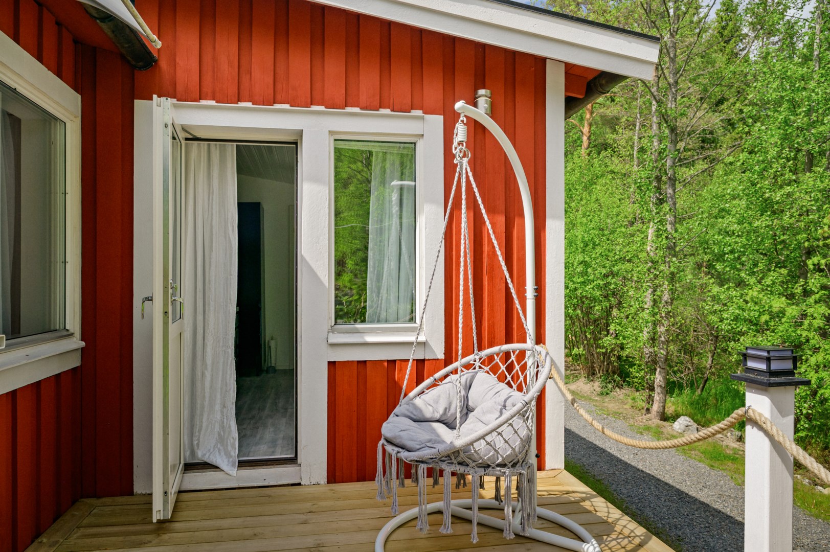 Frukostaltanen nås även från trädgården