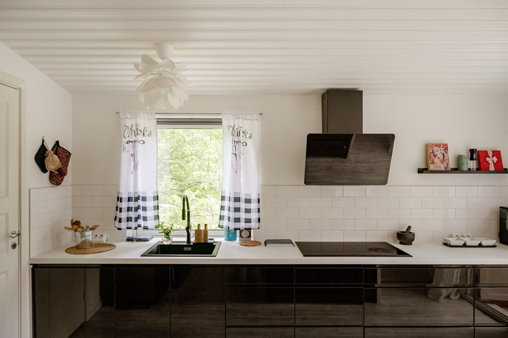 Luftigt kök - badrum till vänster