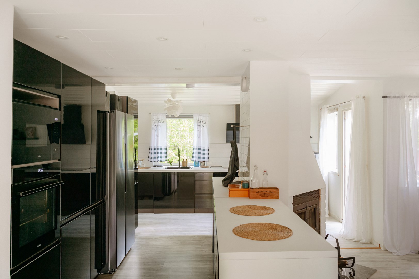 Köket i vinkel från entrén