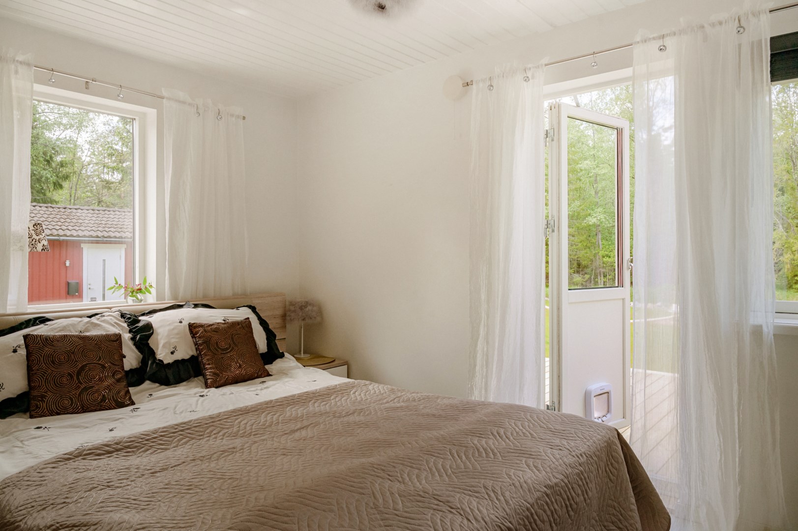 Föräldrasovrum med badrum en suite & utgång till altan