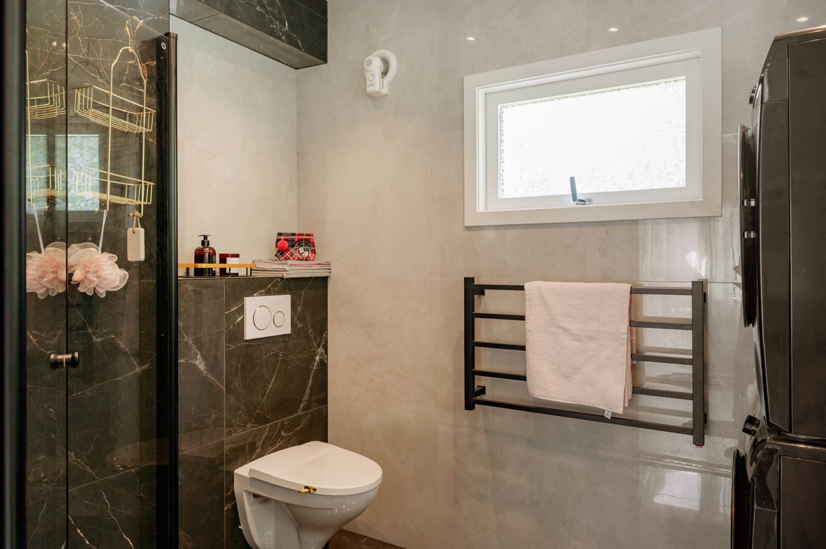 Badrum i anslutning till köket