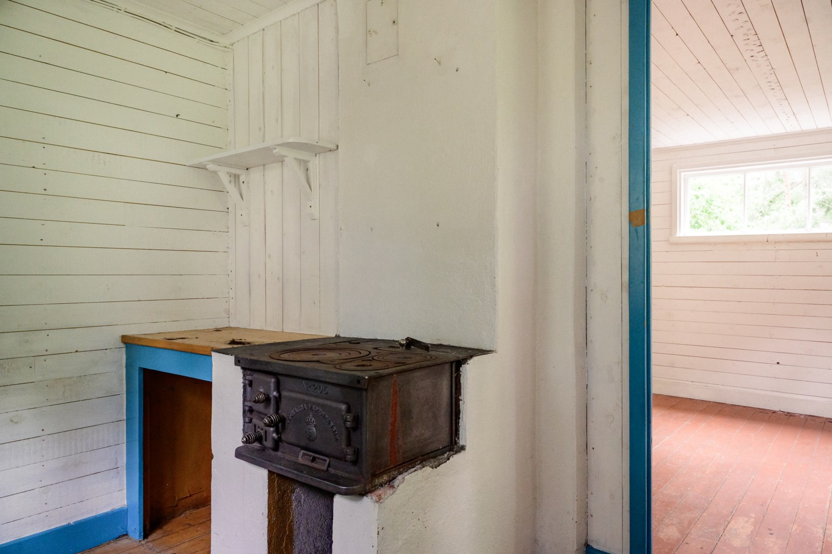 Gäststuga med bevarad vedspis