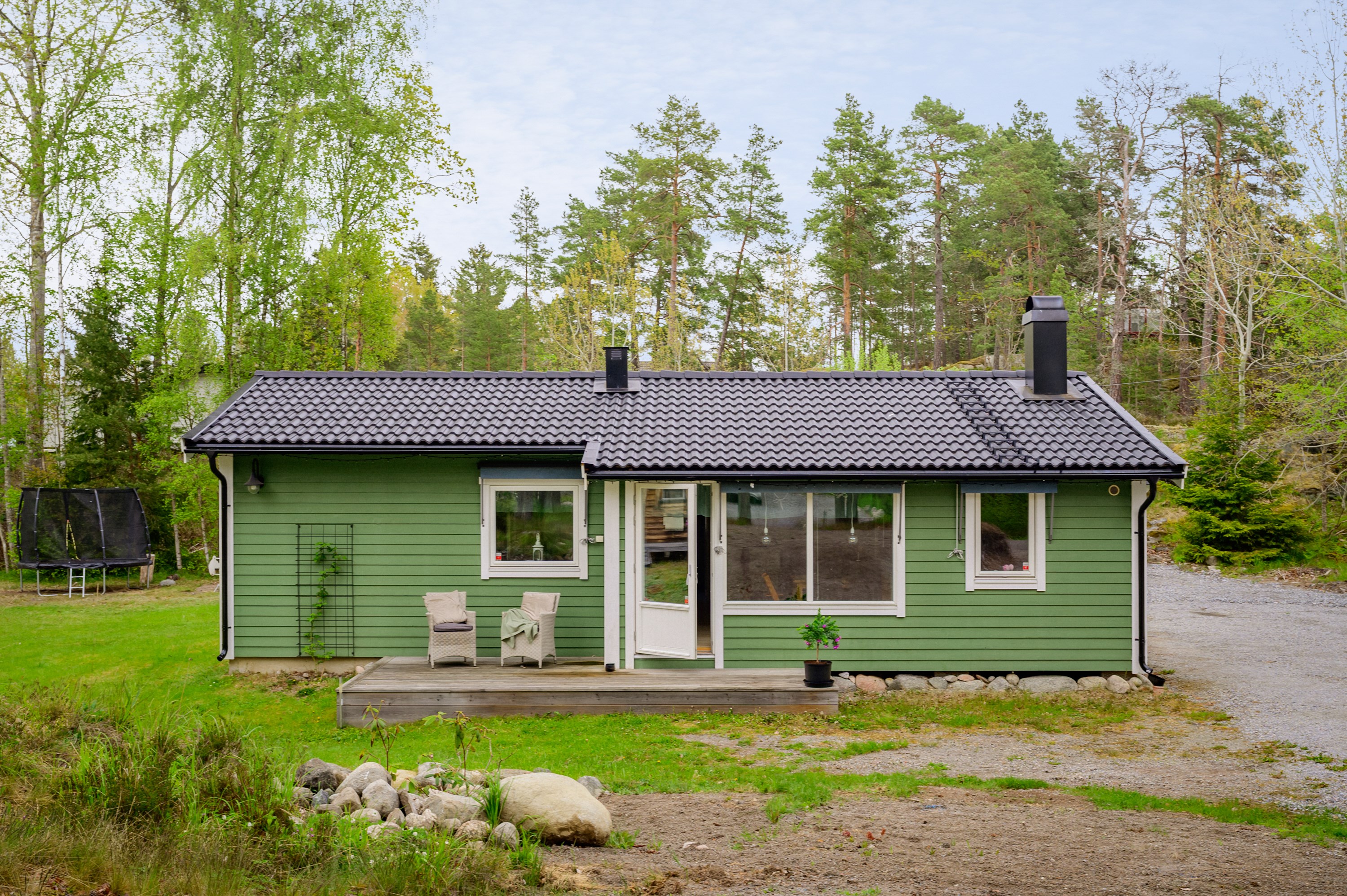 Plan trädgårdstomt som badar i sol från morgon till kväll.