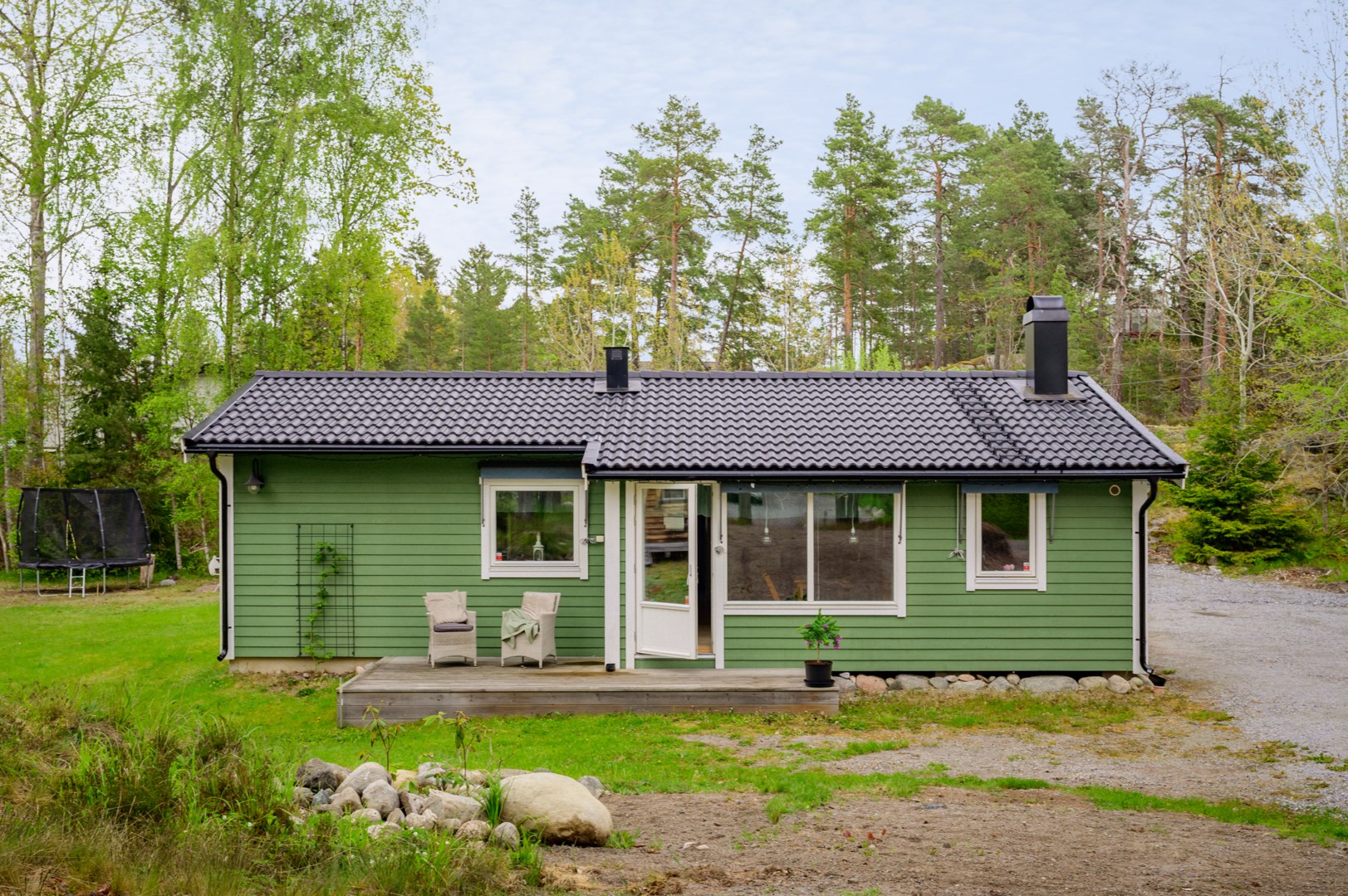 Plan trädgårdstomt som badar i sol från morgon till kväll.