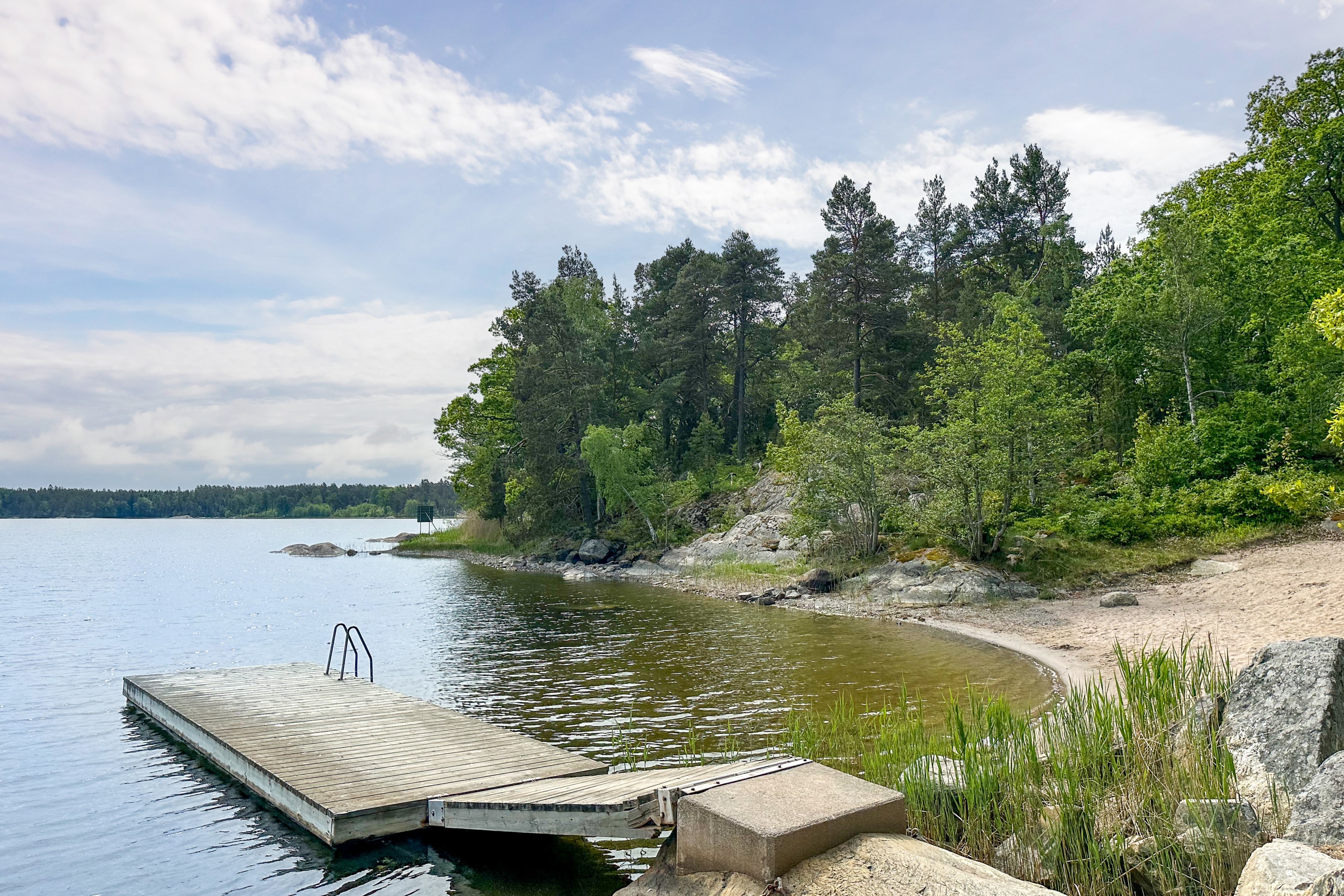 Områdets badplats utmed Säbyviken.
