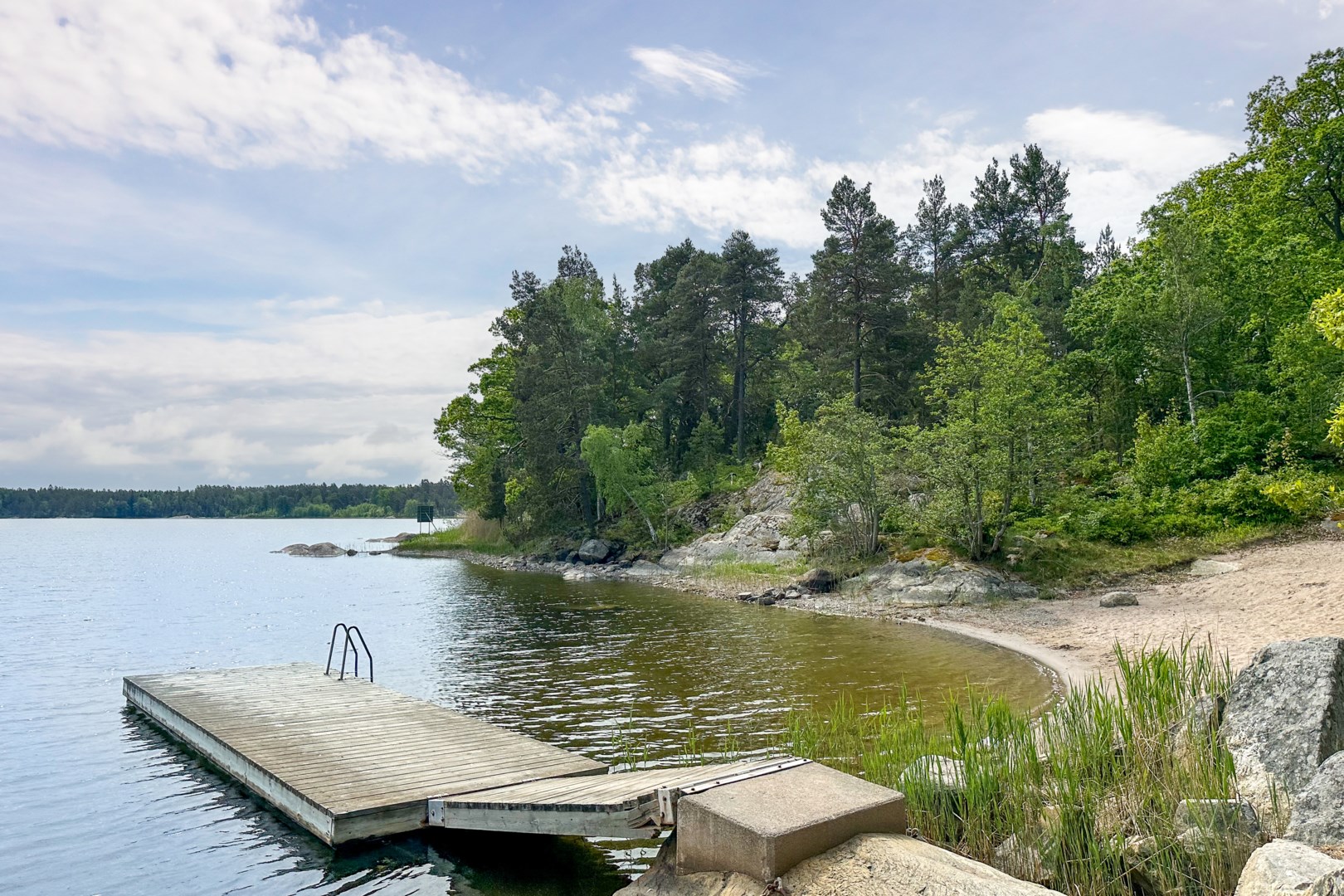 Områdets badplats utmed Säbyviken.