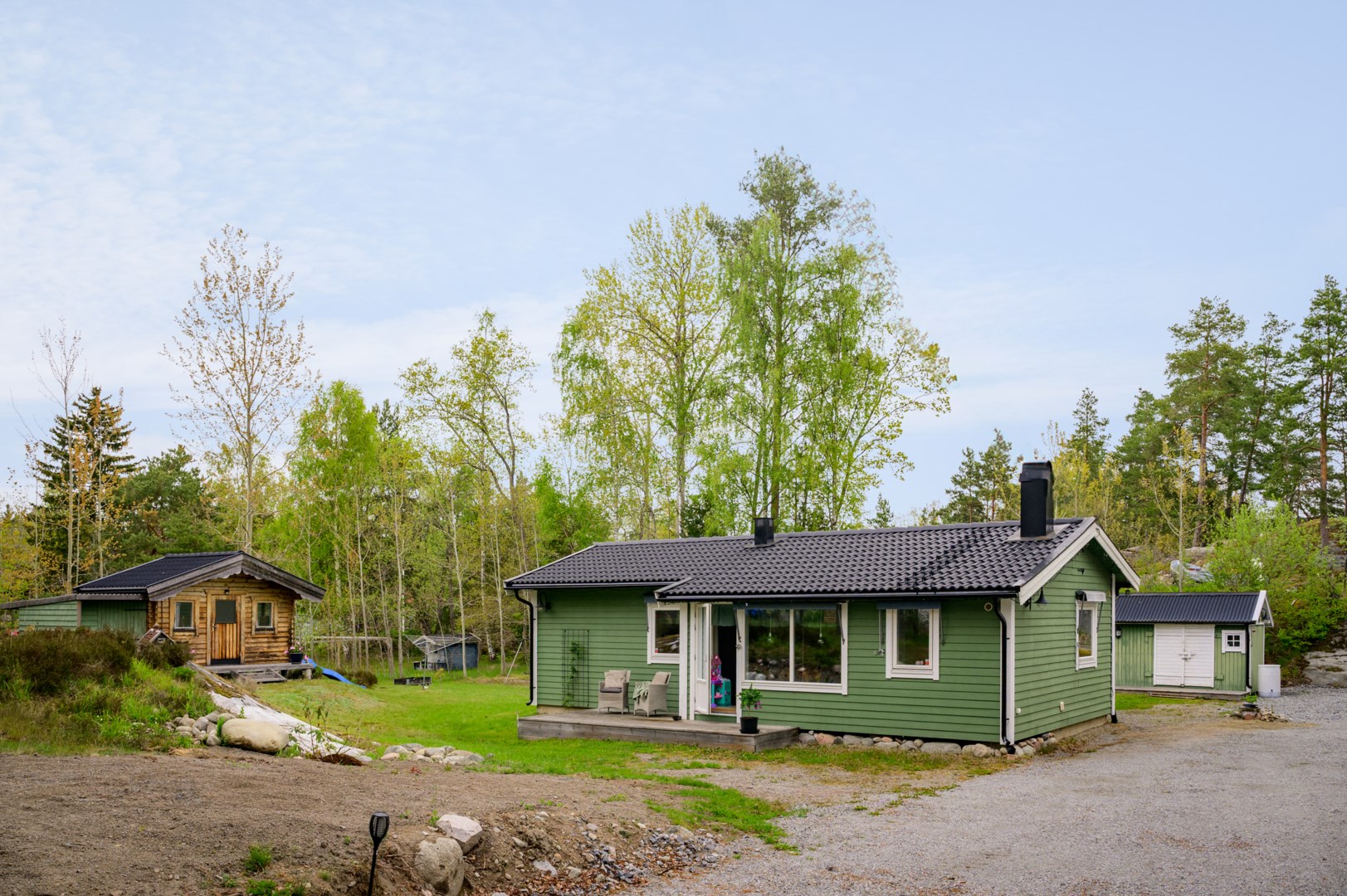 Tilltagen infart med gott om plats för såväl garage som flertalet bilar.
