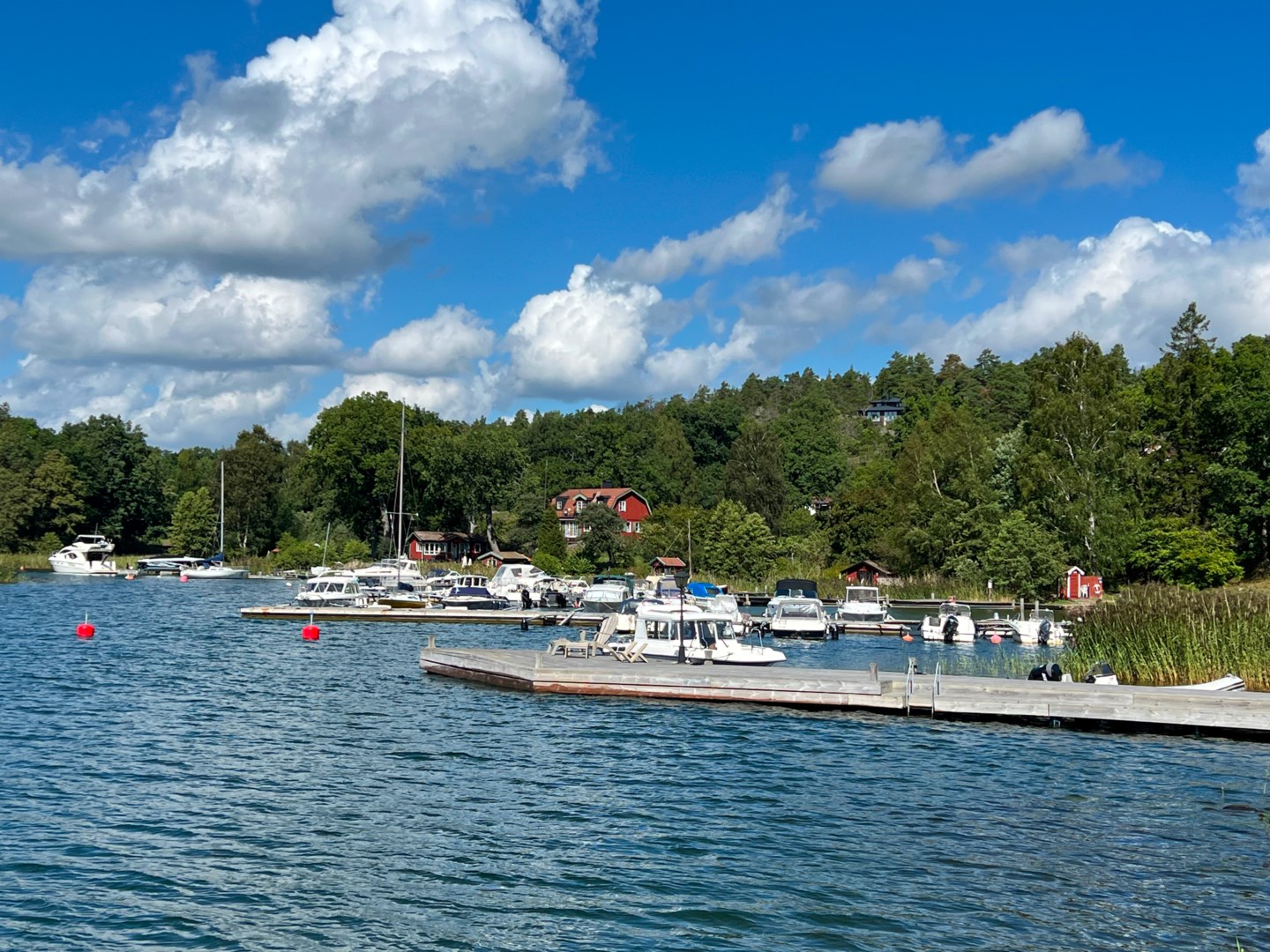 Områdets småbåtshamn med strategiskt läge utmed Ingaröfjärden.