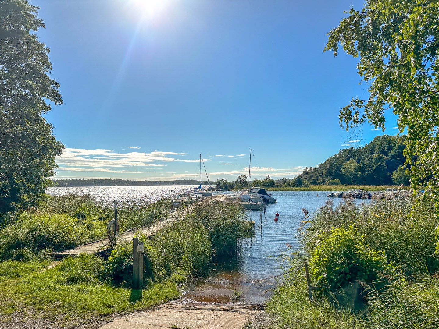 I sydväst gränsar Fagerholm till Ängövfjärden där den mellersta skärgården tar vid.