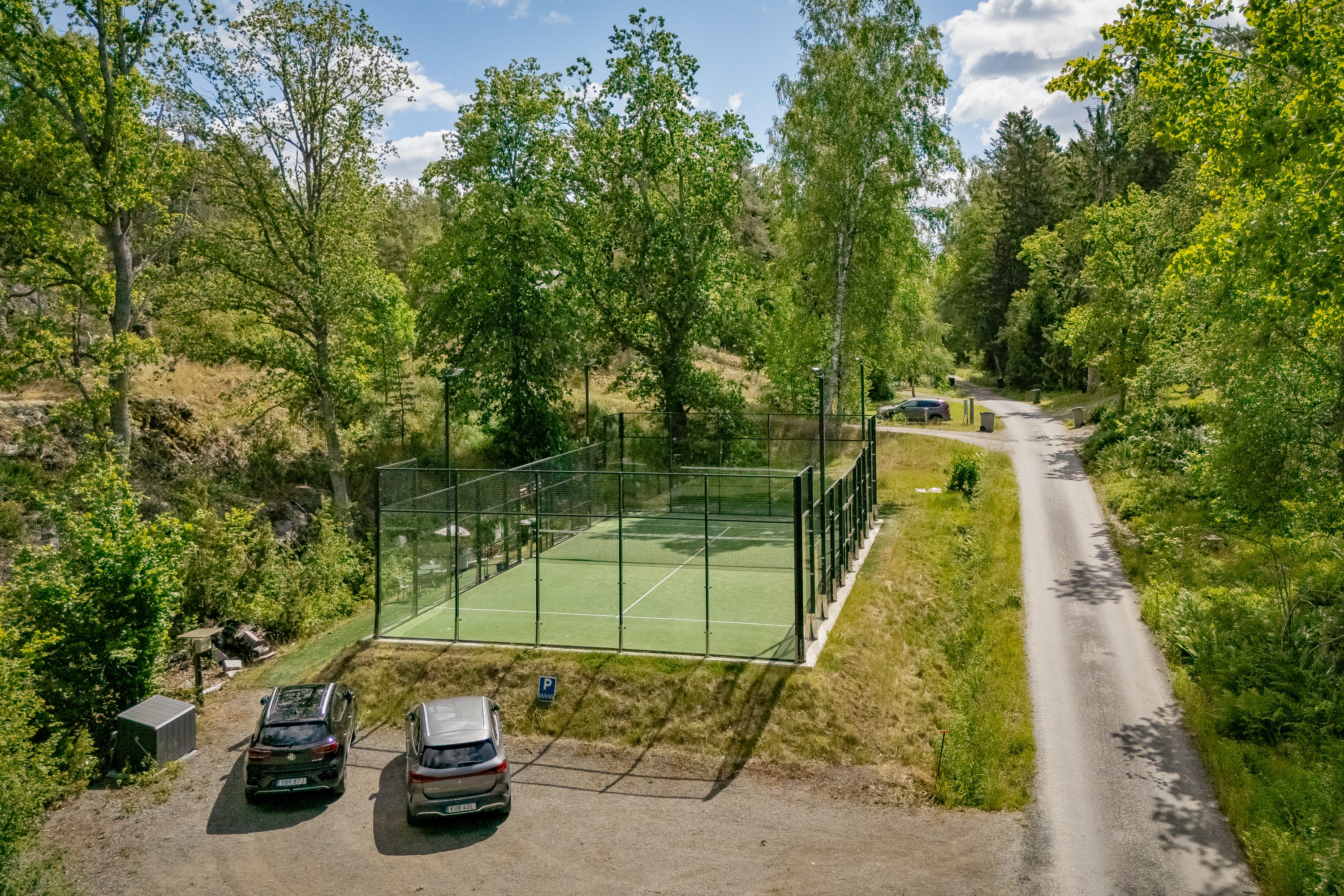 Padelbana strax nedanför fastigheten