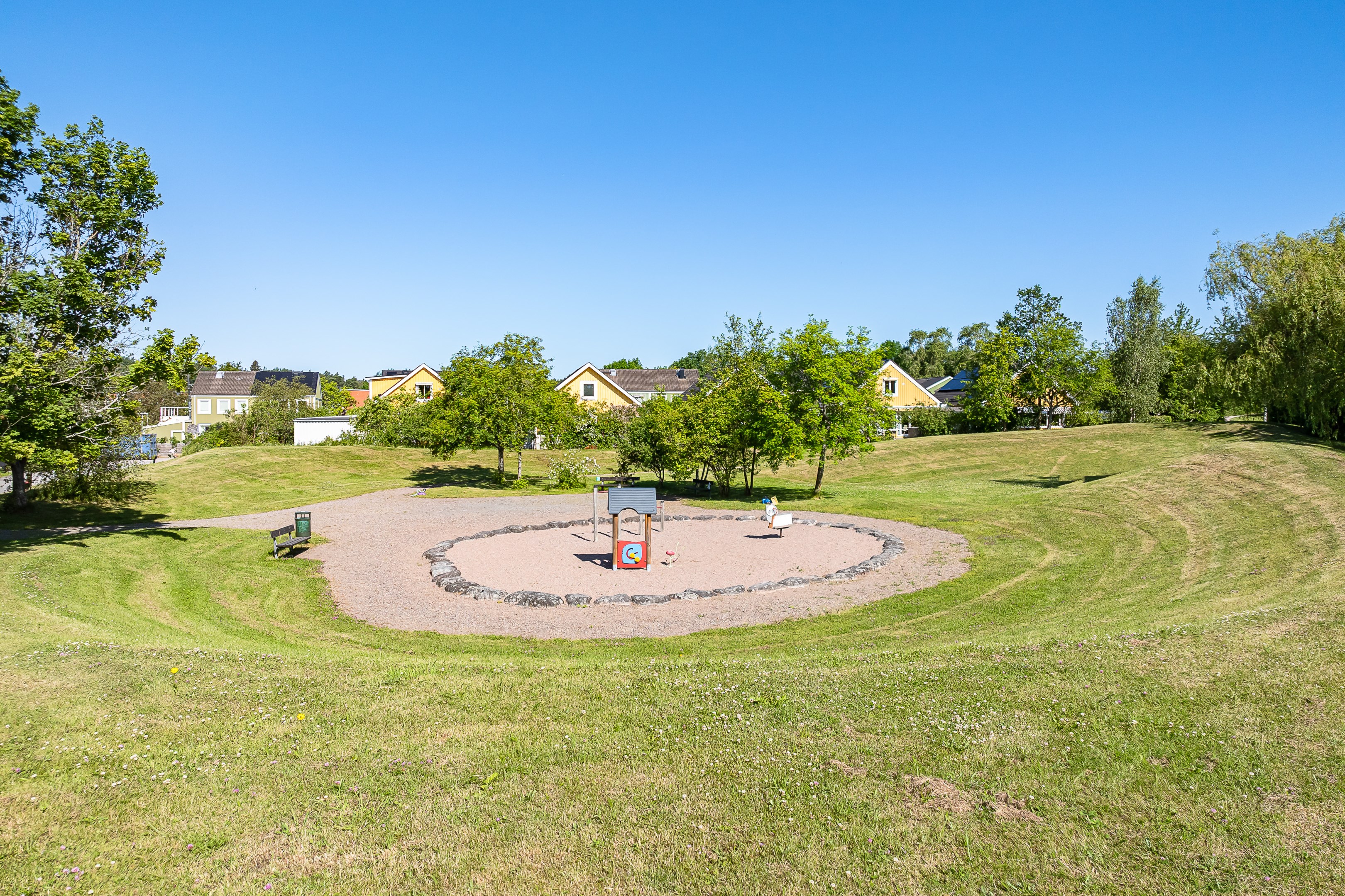 Intilliggande lekplats