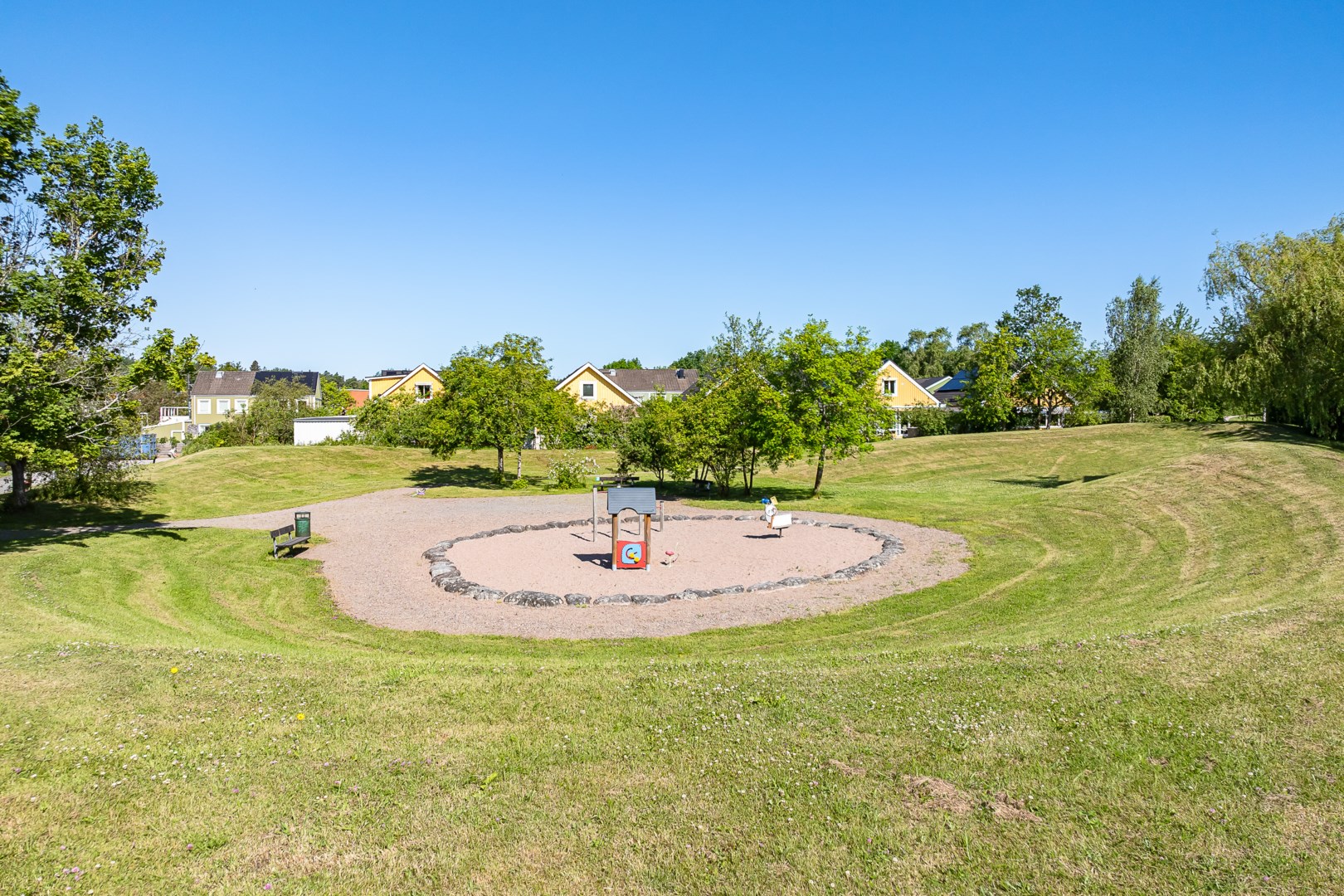 Intilliggande lekplats