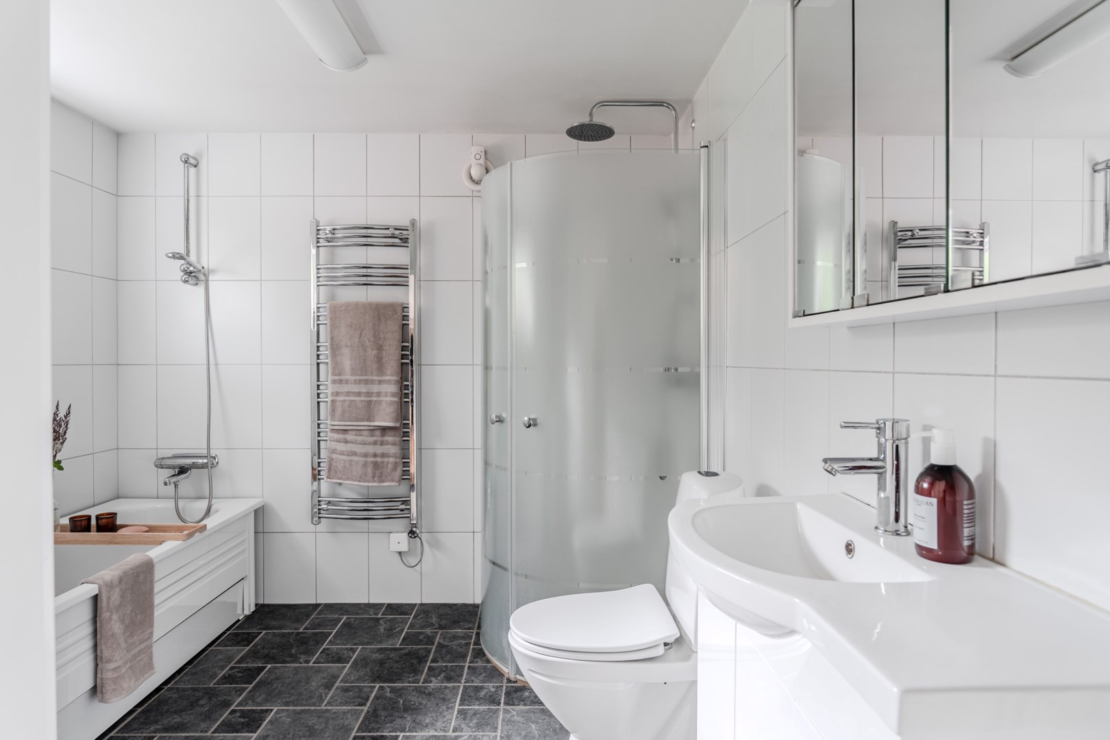 Bostadsbild från Strandsjövägen 42, Såld i Järlåsa, Uppsala