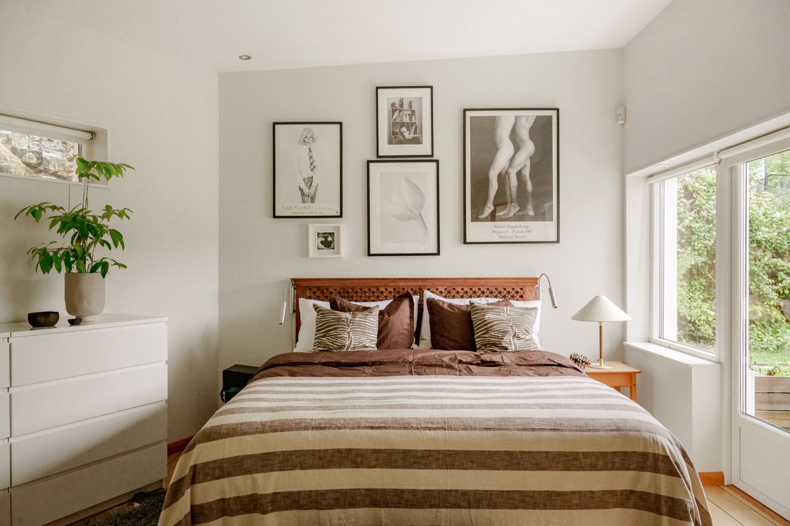 Master suite med eget badrum och stor klädkammare. Utgång till altanen och trädgården