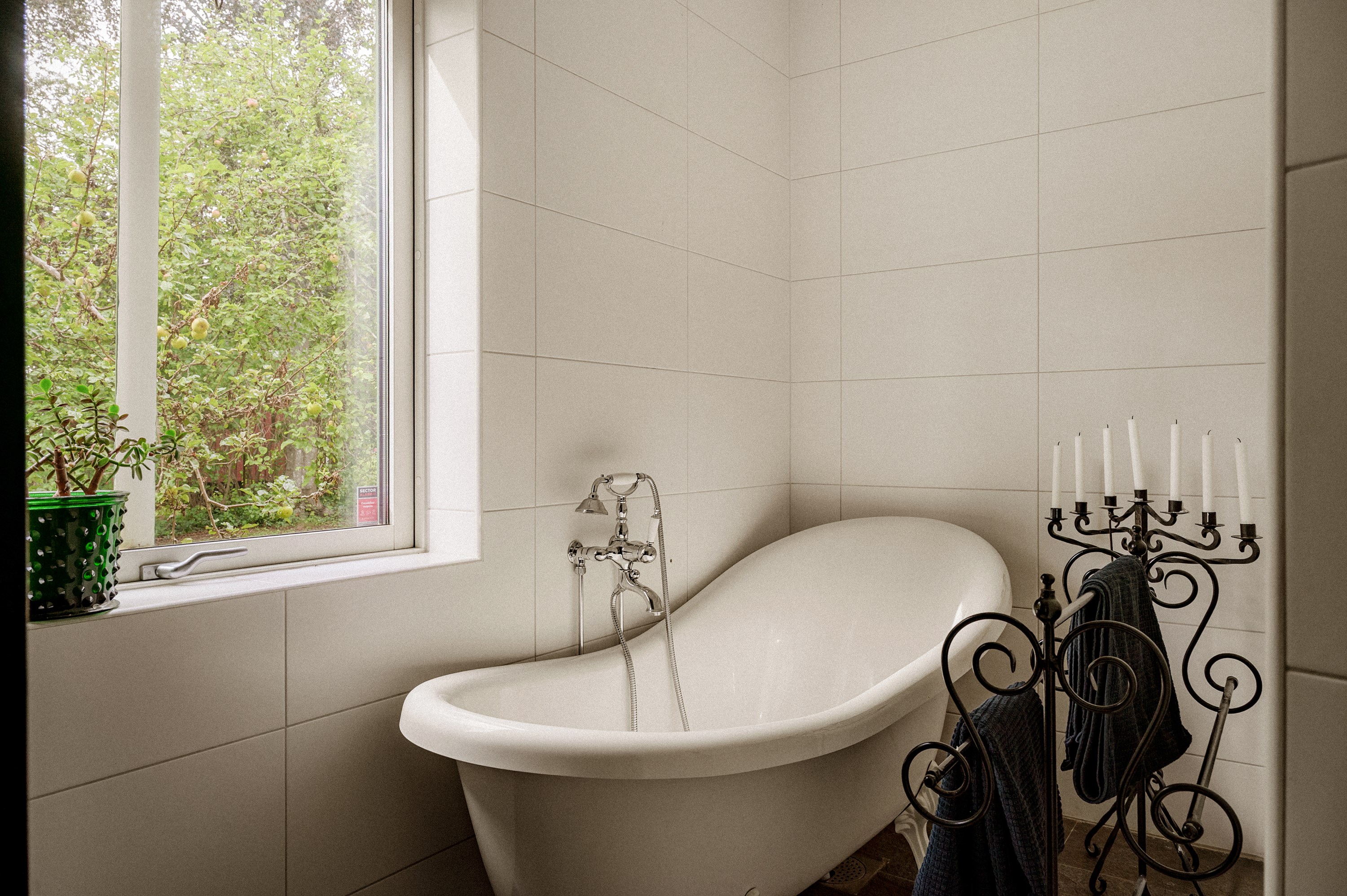 Bostadsbild från Drottningvägen 3, Till salu i Kummelnäs, Nacka