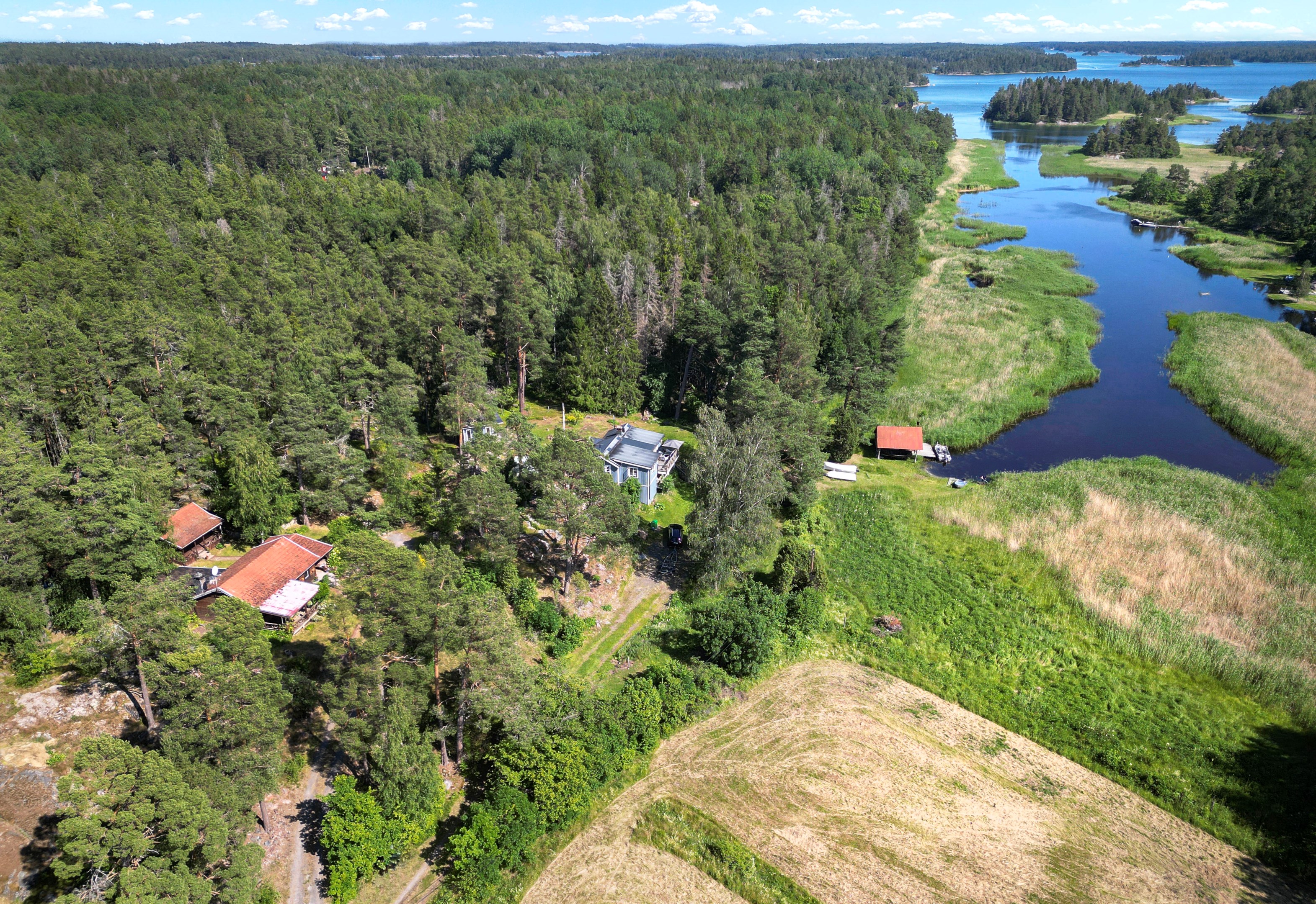 Bostadsbild från Bjurövägen 5, Kommande i Gräsö, Östhammar