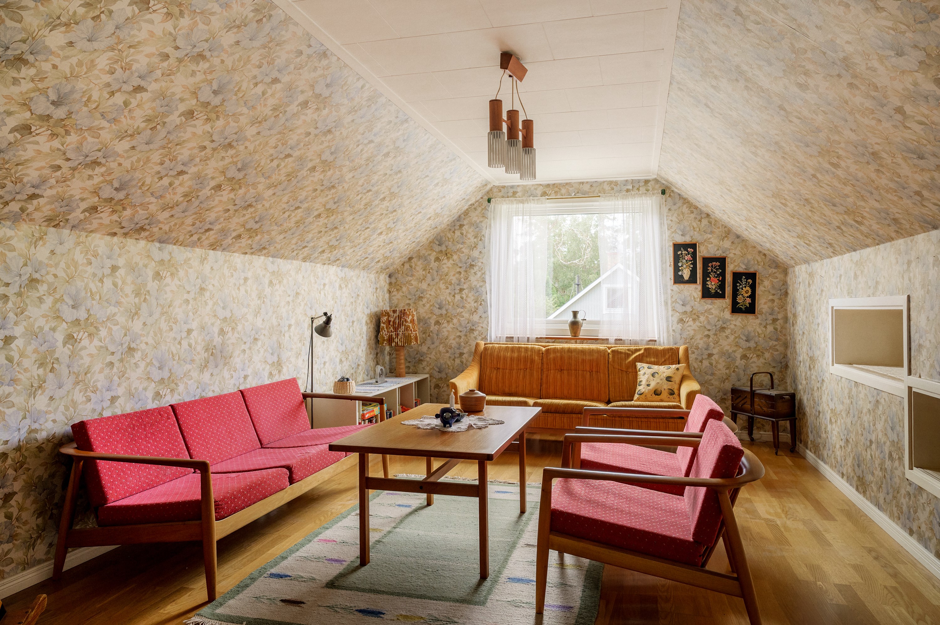 Allrum övervåning med öppen spis