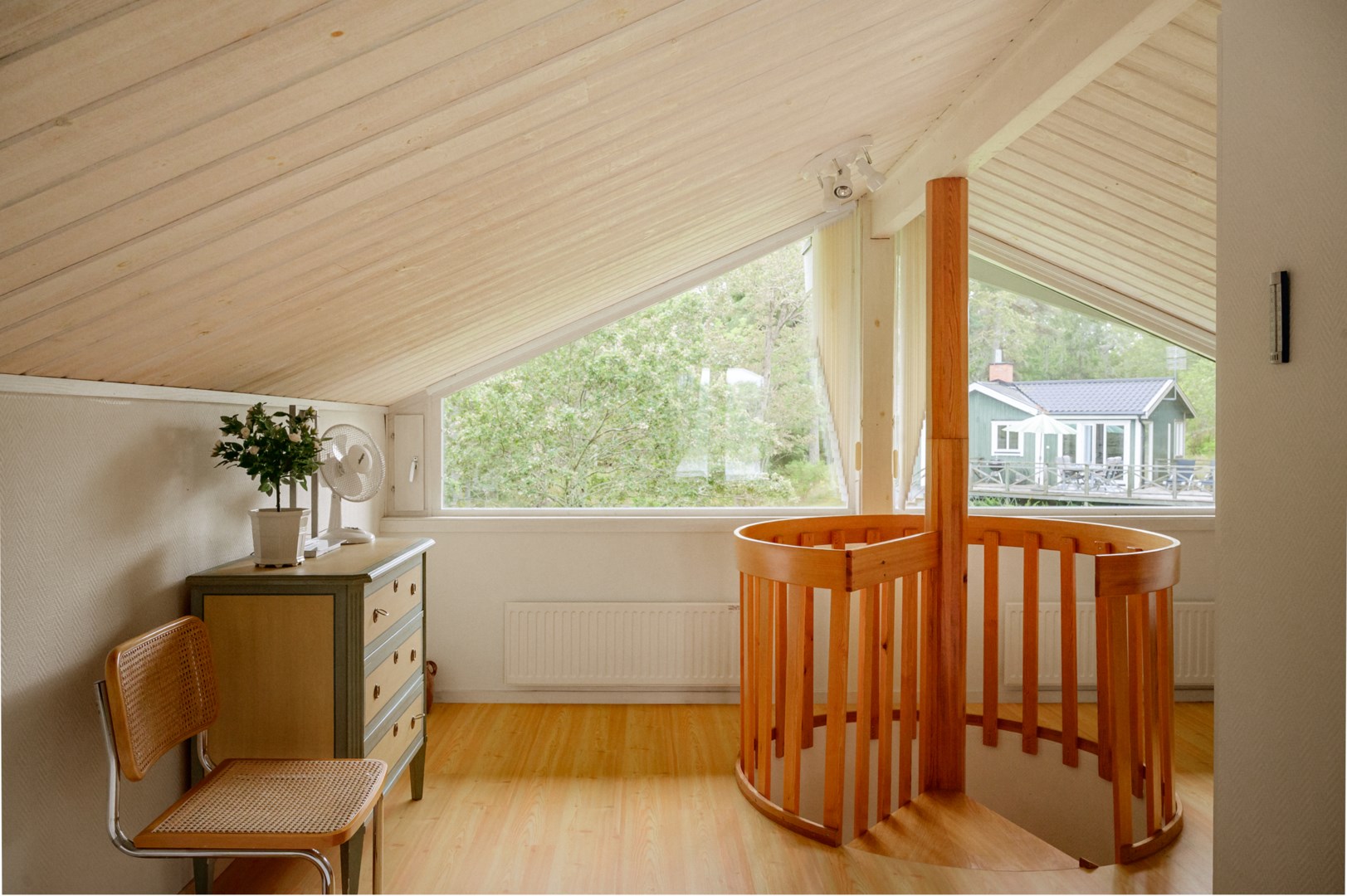 Vy från loftet mot gästhuset.