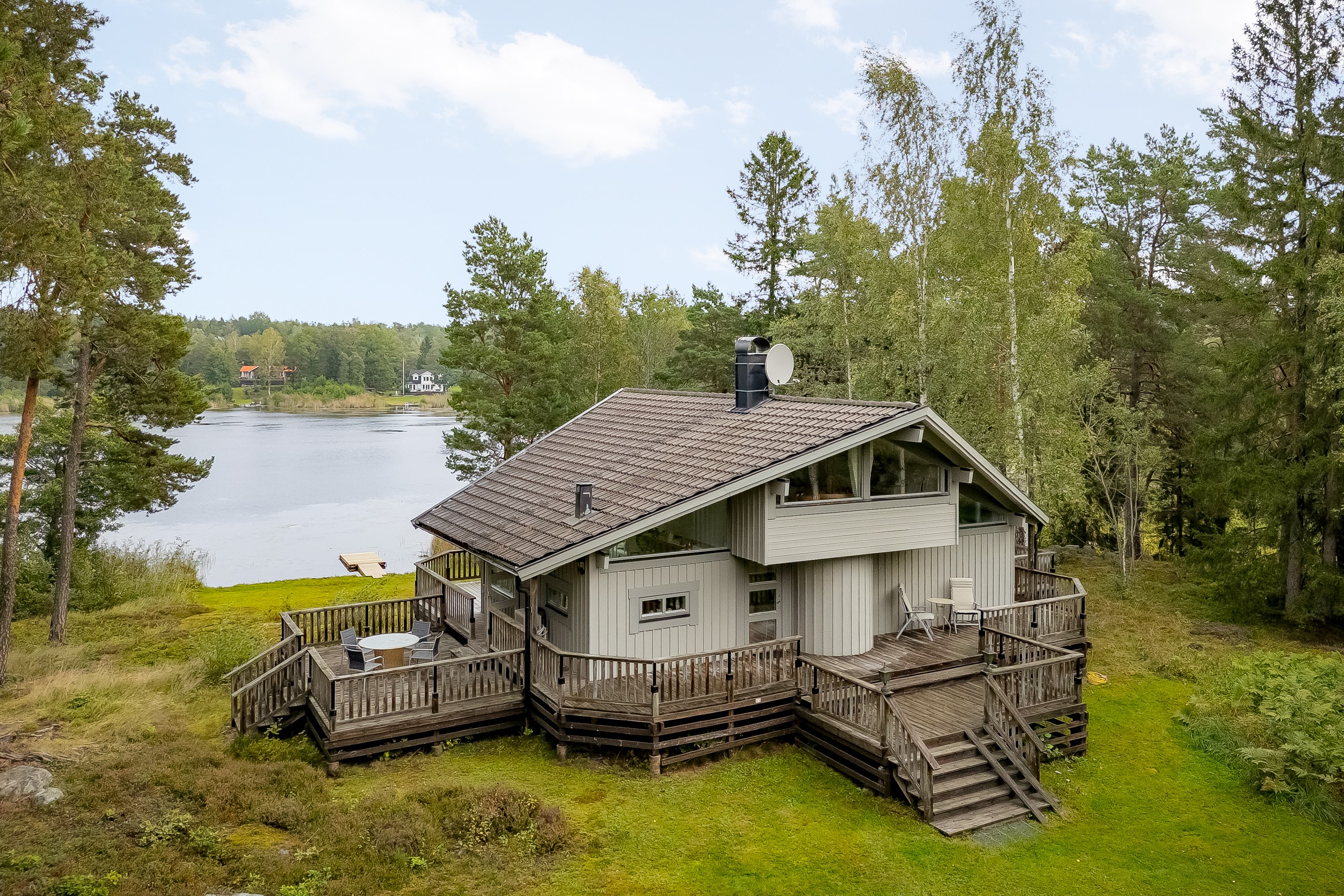 Huset omsluts av en altan i alla väderstreck.